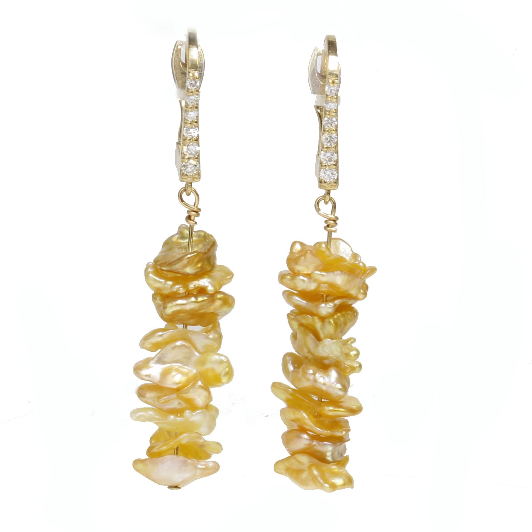 Boucles d'oreilles pendantes en perles de mer du sud dorées avec crochet en diamant. Les boucles d'oreilles sont serties en or jaune 14k avec 0,12ct de diamants.  La longueur totale des boucles d'oreilles est de 1