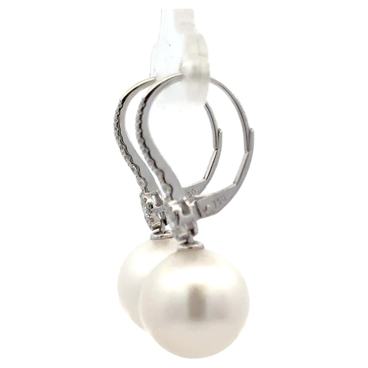 Boucles d'oreilles en or blanc 18 carats comprenant deux perles des mers du Sud mesurant 11-12 MM et 42 brillants ronds pesant 0,37 carats.
Couleur G-H
Clarity SI

Disponible en or jaune et en or rose.
DM pour plus d'informations