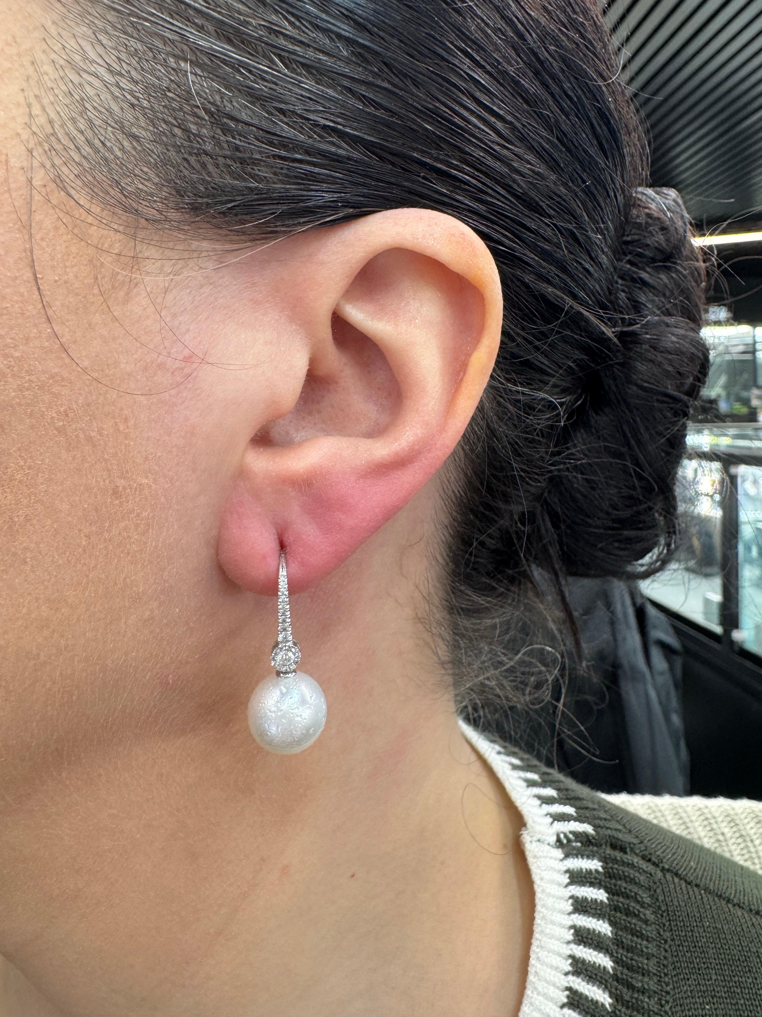 Taille ronde Boucles d'oreilles pendantes en or jaune 18 carats avec diamants des mers du Sud 0,37 carats 11-12 MM en vente