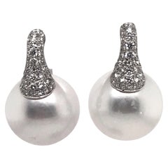 Boucles d'oreilles en goutte en or blanc 18 carats avec diamants et perles des mers du Sud de 0,79 carat