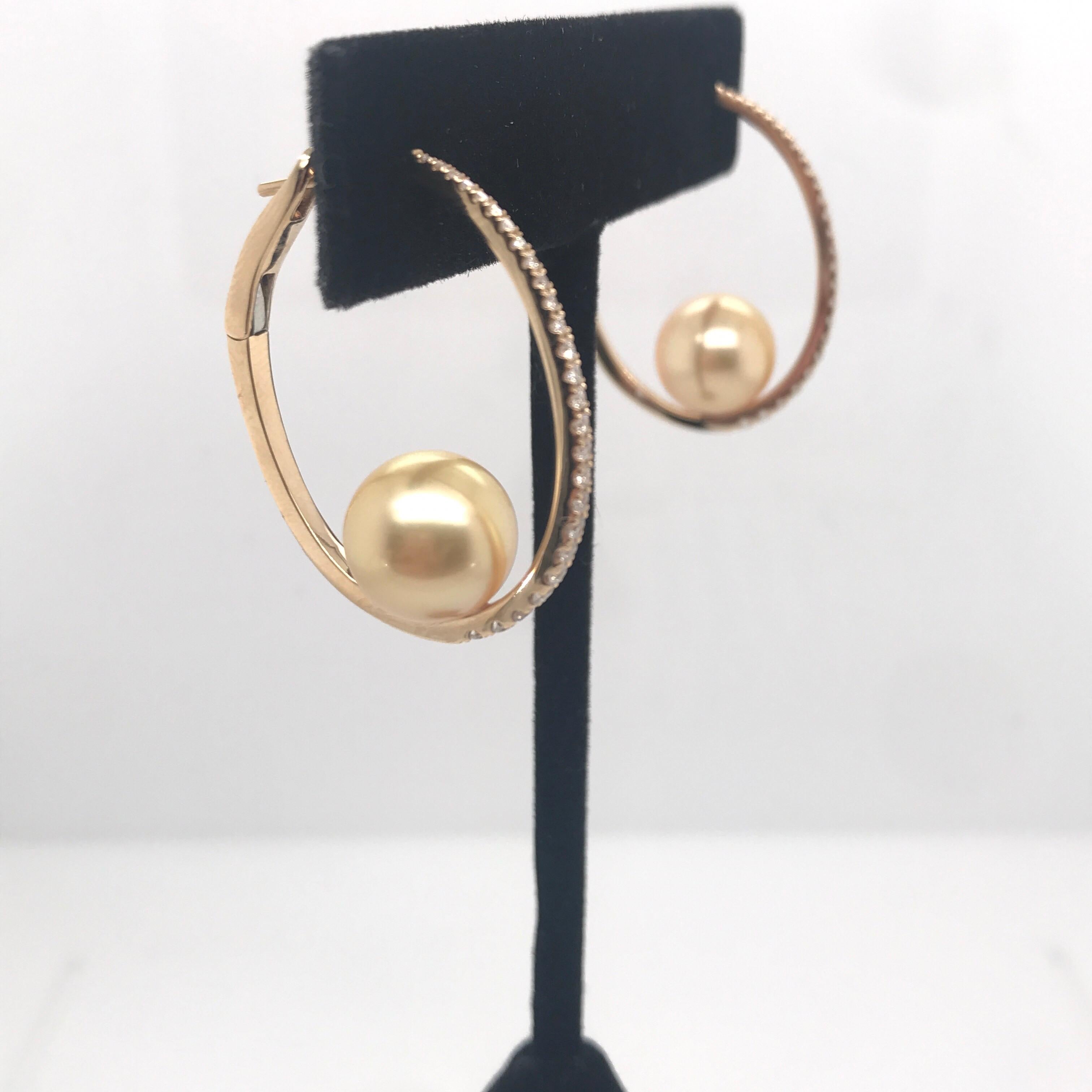 Taille ronde Créoles en or jaune 18 carats avec perles des mers du Sud et diamants 0,55 carat en vente