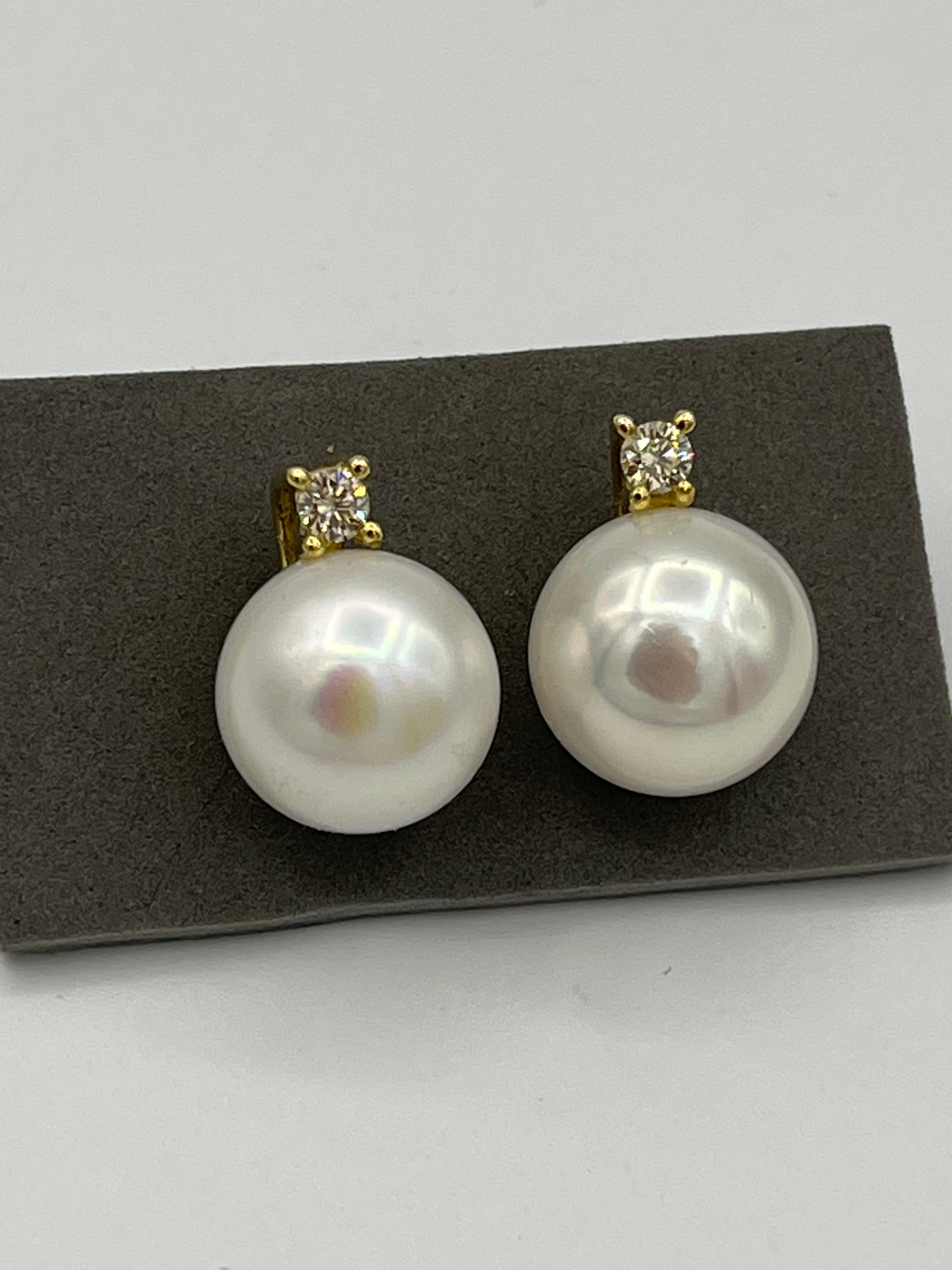 18 k yellow gold
hallmarked 750
on top diamonds ca. 0,10 ct
southseapearls ca. 11-12 mm
lenght ca. 15 mm
weight 9,48 gram

