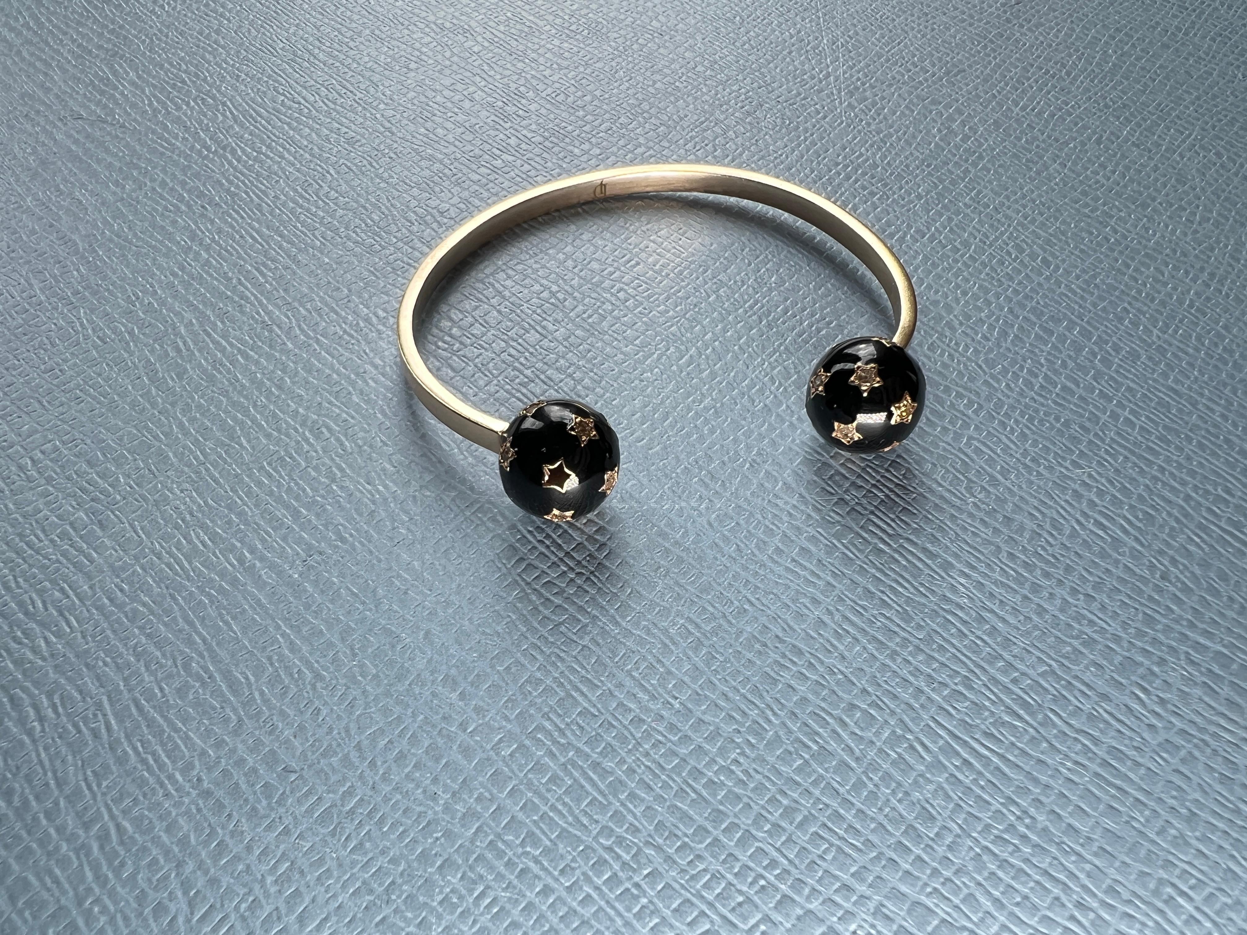 Bracciale con sfera di diamanti Bangle Smalto nero

Doppia sfera ricoperta di stelle con diamanti in ottone placcato oro 14k e smalto nero dipinto a mano.

La misura del diametro è di 65 mm.

Progettista: J DAUPHIN 

Diamanti neri: I diamanti neri,