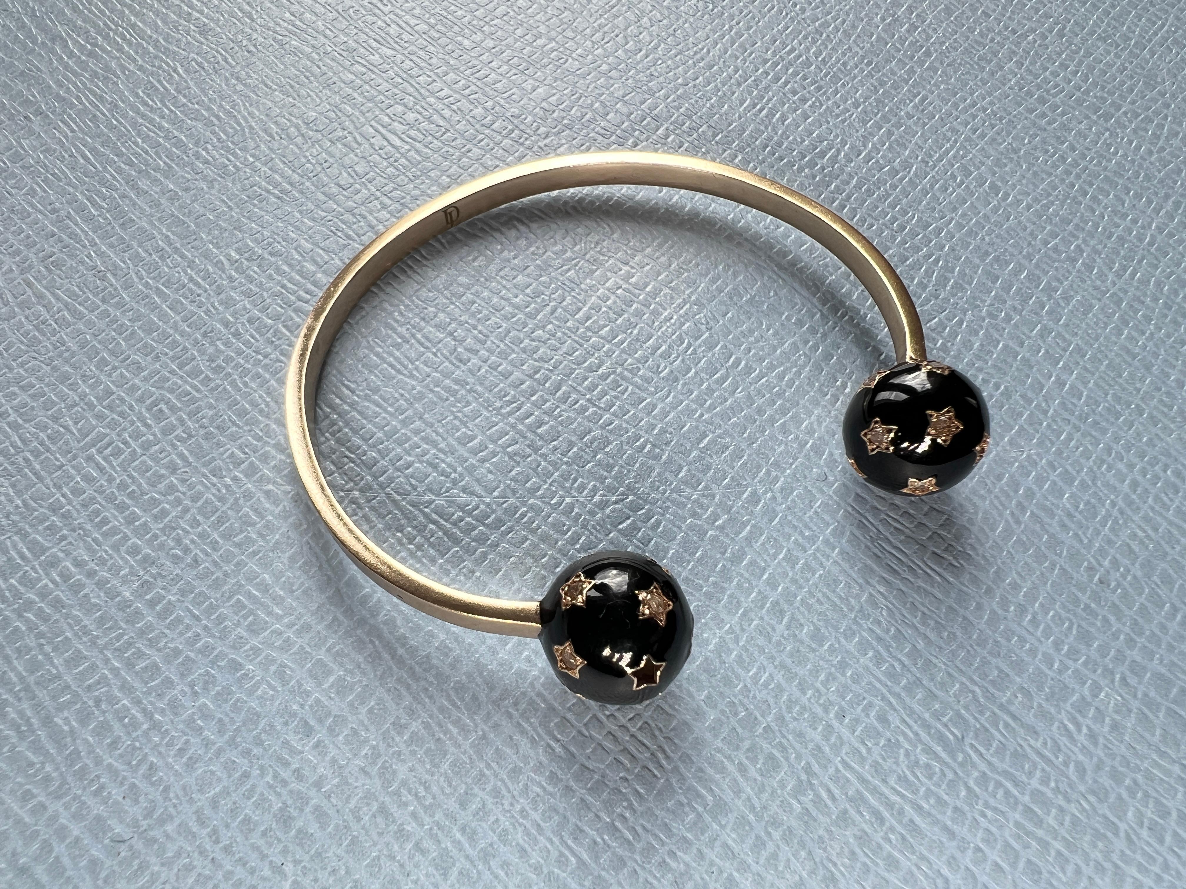 Contemporaneo Bangle con sfera di diamanti e smalto nero in vendita
