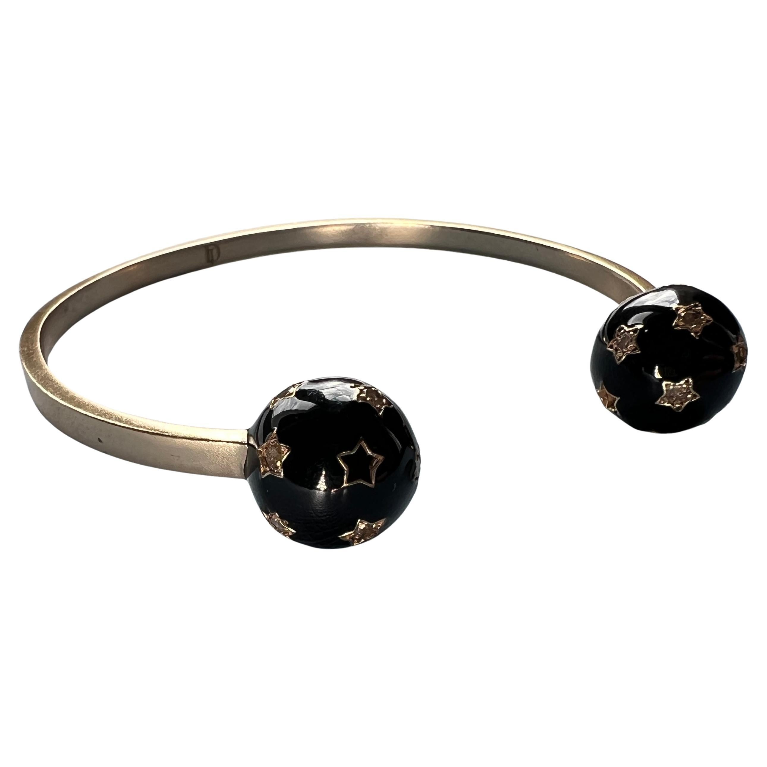 Donna Bangle con sfera di diamanti e smalto nero in vendita