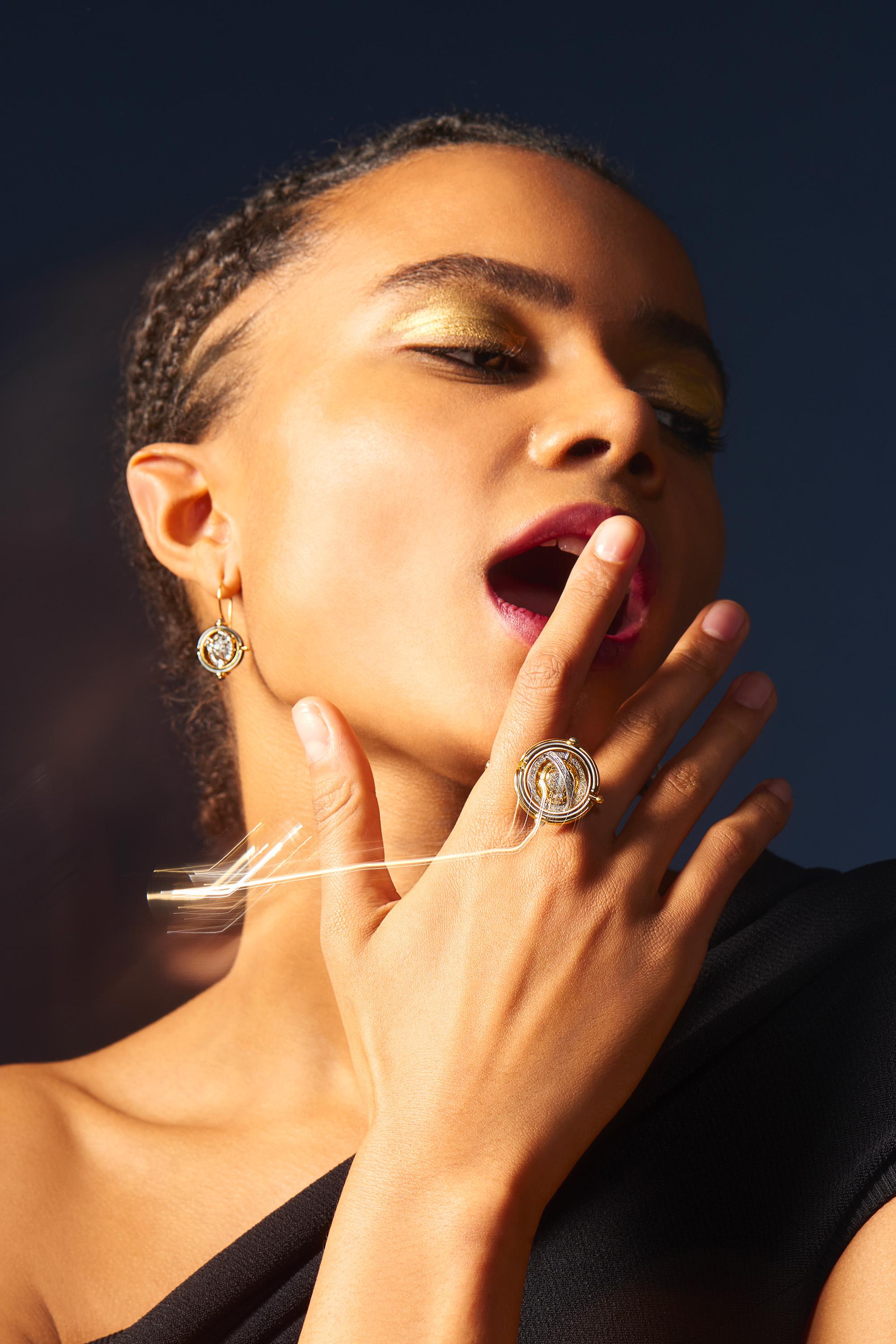 Diamant-Kugel-Ohrringe aus 18 Karat Gelbgold von Elie Top (Kissenschliff) im Angebot