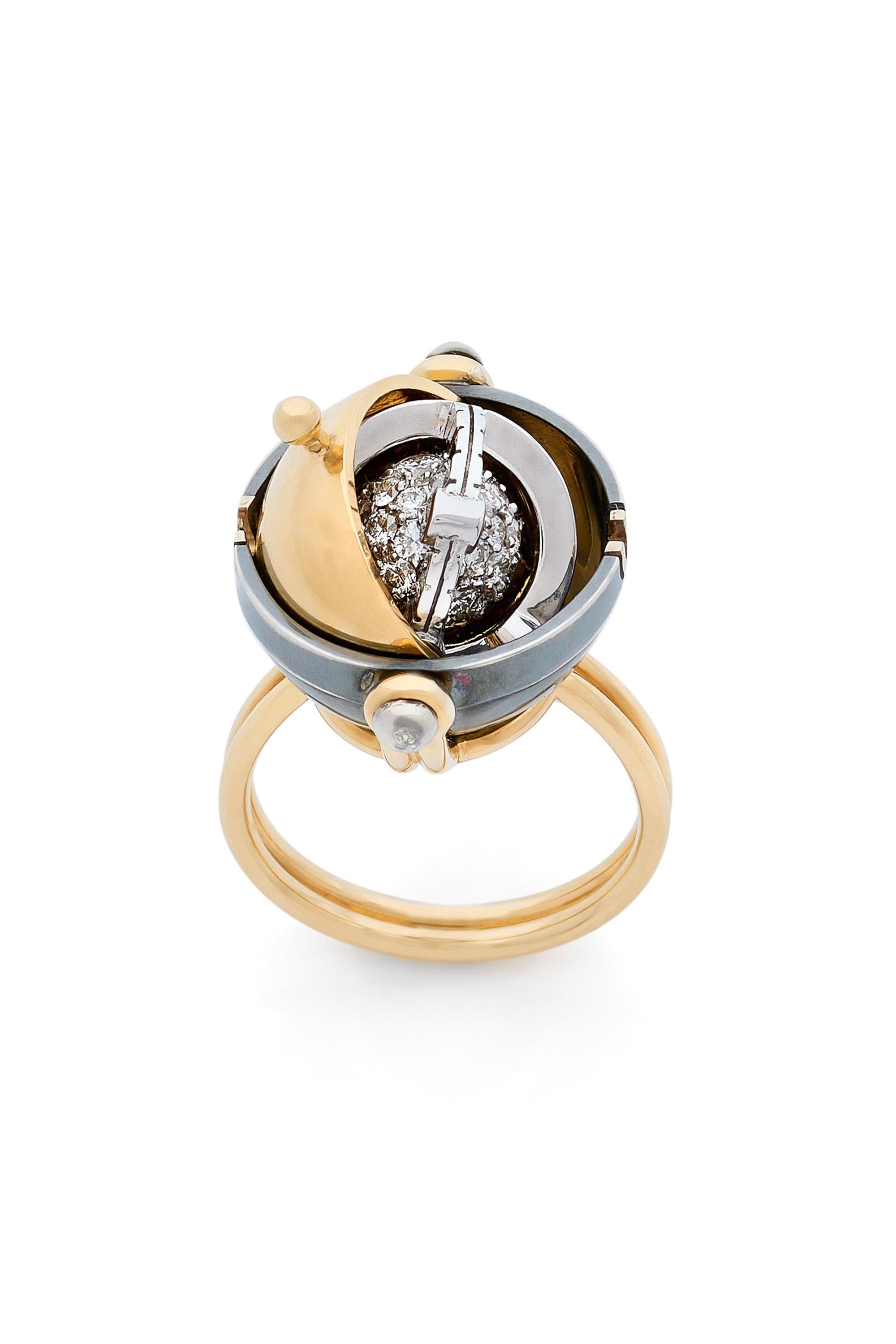 Ring aus Gold und Silber. Rotierende Kugel, die einen Planeten aus Diamanten zeigt, der von diamantbesetzten Weißgoldringen umgeben ist.

Einzelheiten:
Diamanten : 1 Karat
18k Gelbgold: 13 g
Distressed Silber: 2 g
Hergestellt in Frankreich