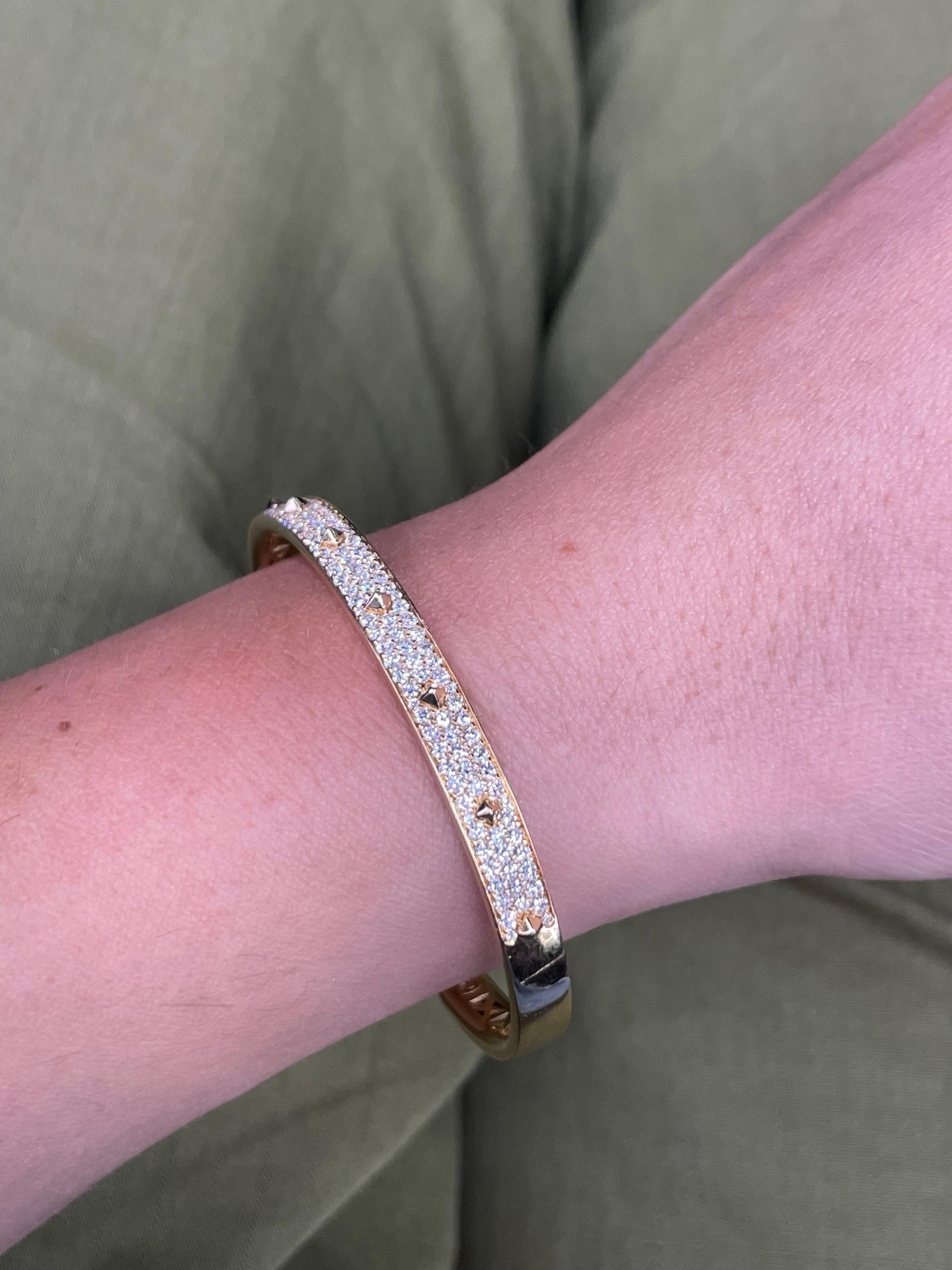 Bracelet jonc à charnière avec diamants de 1,75 carat F VS en or jaune 18 carats d'Italie en vente 8