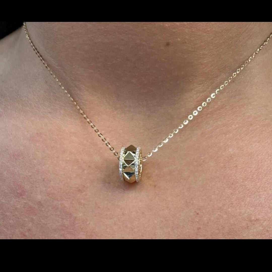 Contemporain Collier pendentif tourbillon à pointes en or jaune 18 carats et diamants 0,16 carat en vente