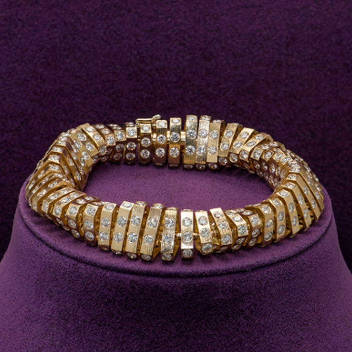 Tout simplement magnifique ! Bracelet exclusif en or jaune 18 carats avec diamants en spirale, comprenant plus de quatre cents diamants taille brillant sertis dans un élément individuel. S'enroulant doucement en spirale autour d'un cordon en or 18