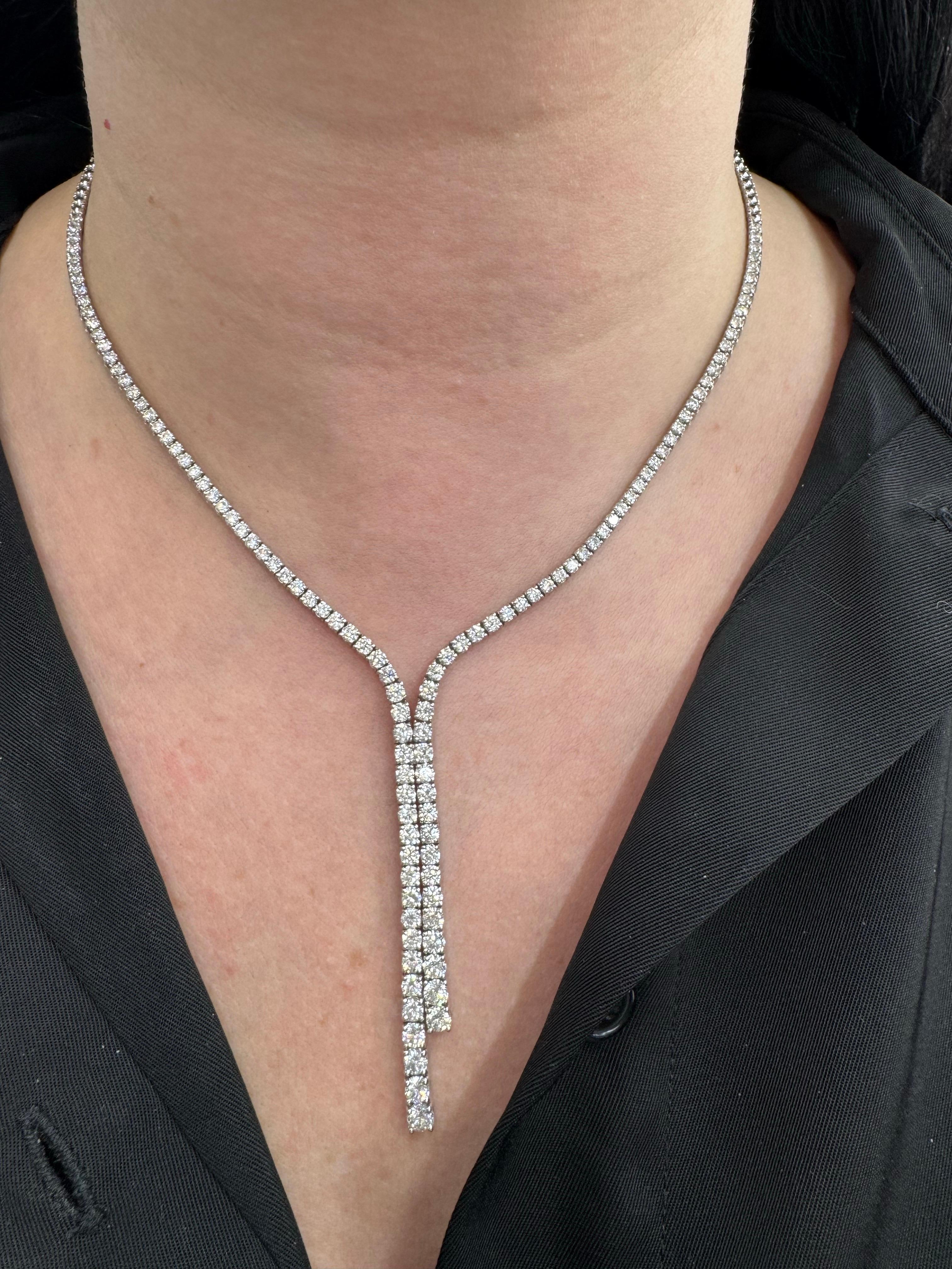 Collana a goccia in oro bianco 14 carati con una goccia di diamanti spaccati con 118 brillanti rotondi per un totale di 7,52 carati. Perline nella parte posteriore della collana. Disponibile in tutti i diamanti.

Altre collane di gocce in
