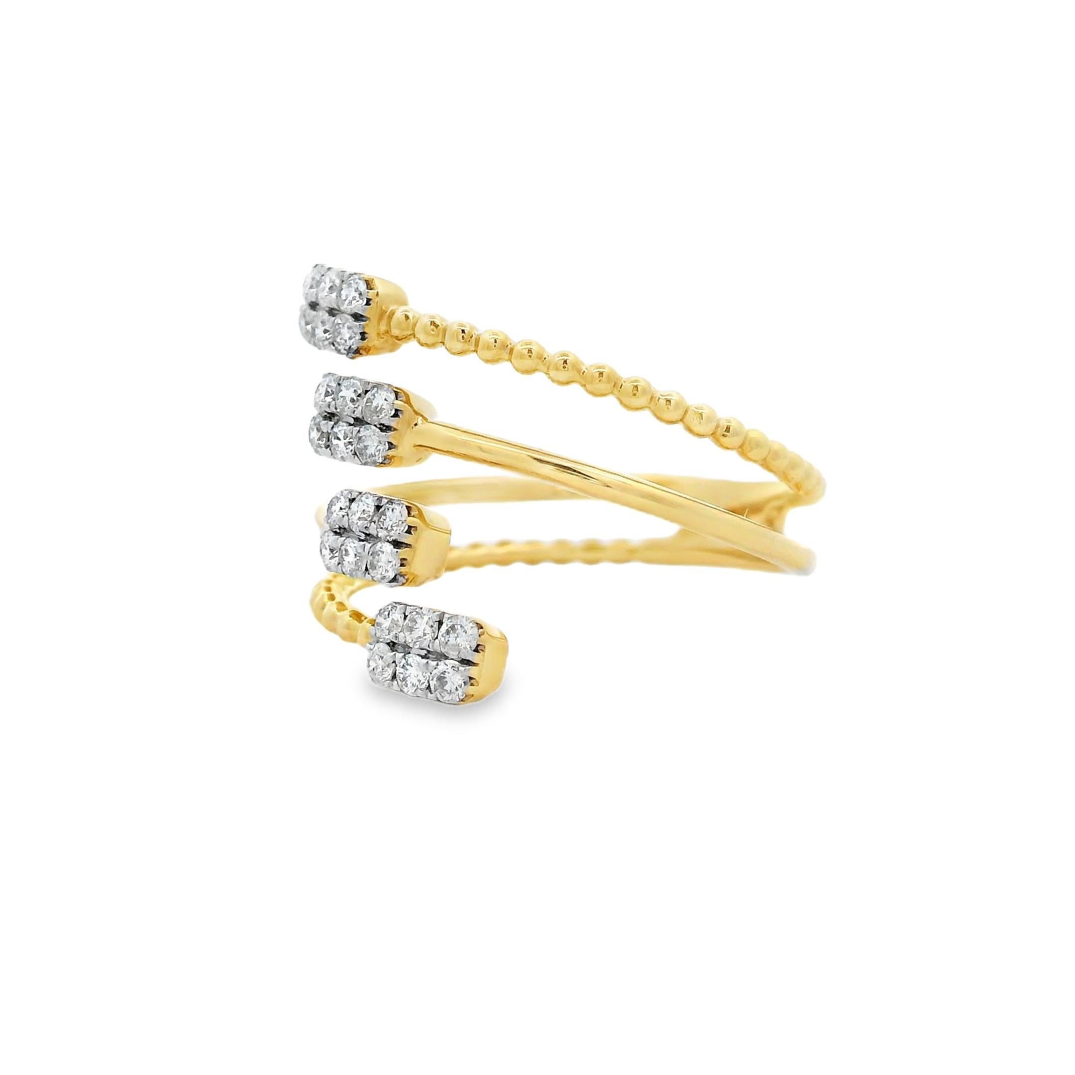 Élégamment con�çue en or jaune 14 carats, cette bague en diamant à double tige présente 24 diamants ronds de taille brillant d'une valeur totale de 0,36 carat. Le style ouvert de l'anneau offre une esthétique moderne et aérée avec juste ce qu'il faut