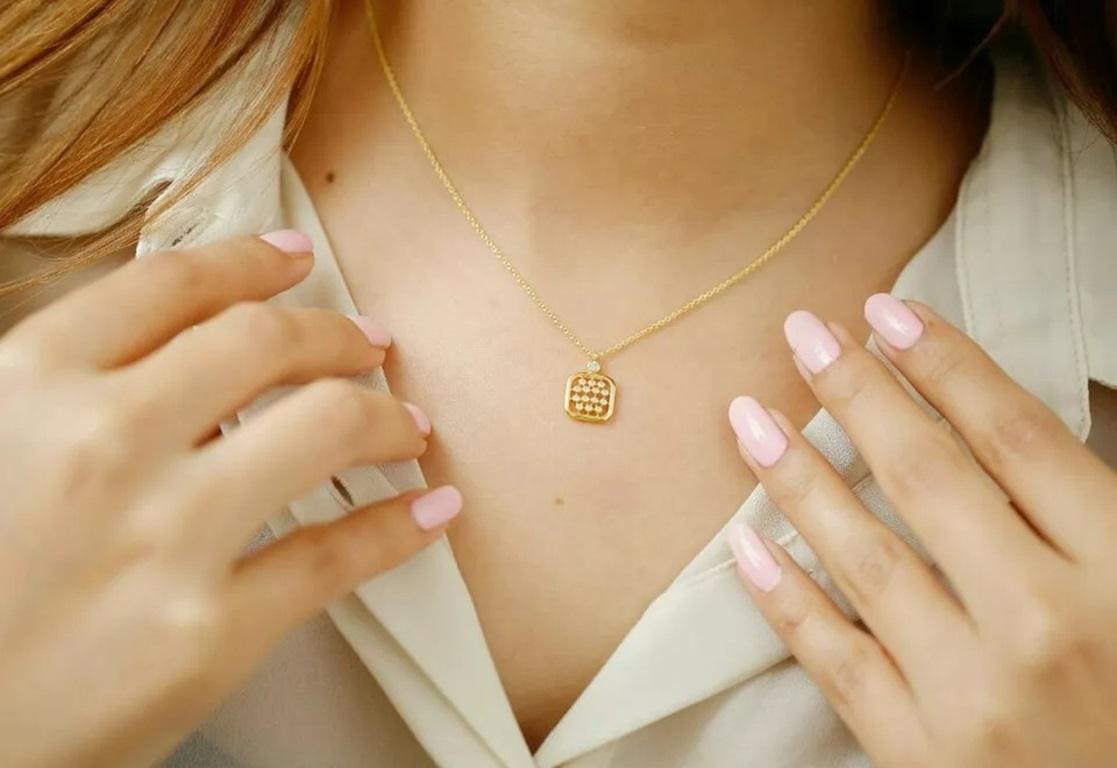 Taille ronde Collier en or massif 14k avec pendentif nid d'abeille carré en diamant en vente