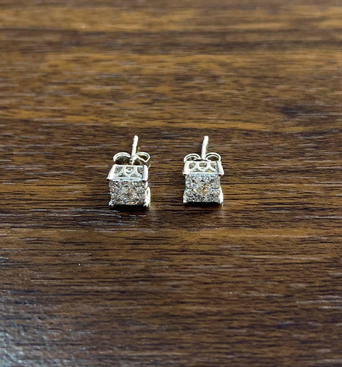 Questi orecchini con perno presentano un gruppo di diamanti bianchi incastonati in oro bianco 14k. Il design quadrato presenta una brillante disposizione di diamanti, per un totale di 0,5 carati.