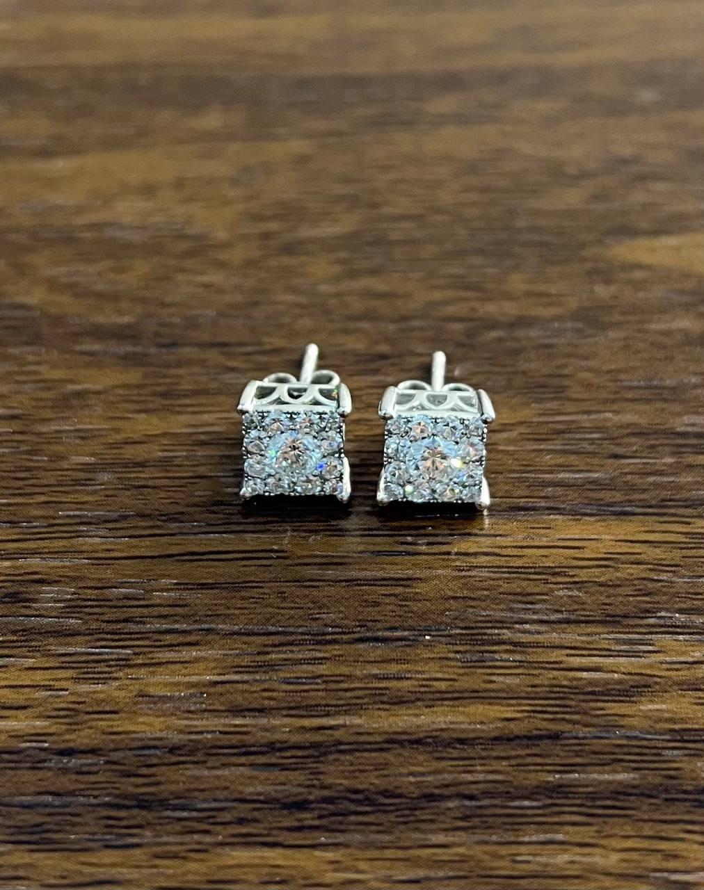 Questi orecchini con perno presentano un gruppo di diamanti bianchi incastonati in oro bianco 14k. Il design quadrato presenta una brillante disposizione di diamanti, per un totale di 0,5 carati.