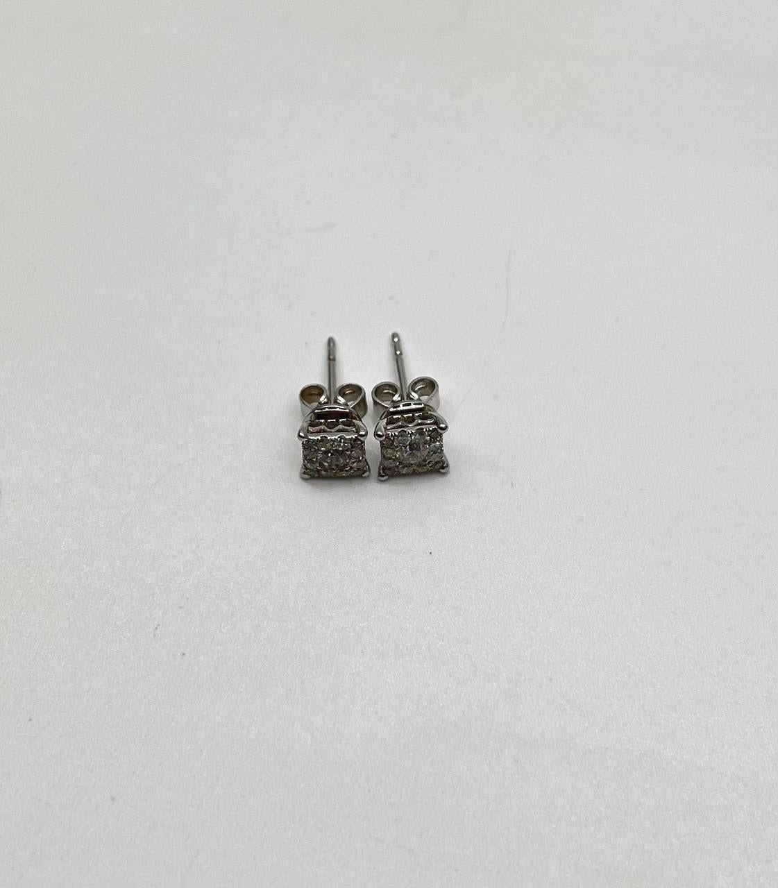 Questi orecchini con perno presentano un gruppo di diamanti bianchi incastonati in oro bianco 14k. Il design quadrato presenta una brillante disposizione di diamanti, per un totale di 0,5 carati.