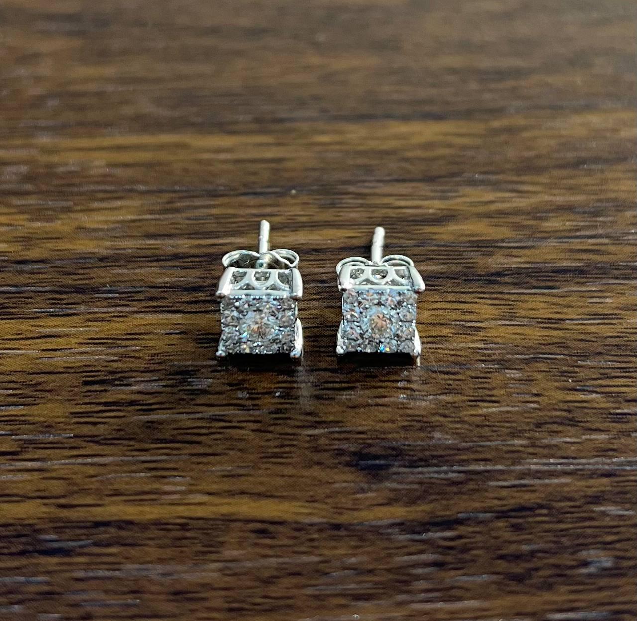 Taglio brillante Orecchini con diamante a forma di cluster quadrato con pave set e aureola in oro bianco 14 carati in vendita