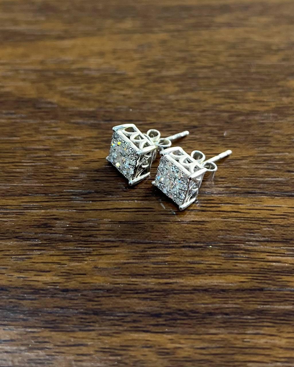 Taglio brillante Orecchini con diamante a forma di cluster quadrato con pave set e aureola in oro bianco 14 carati in vendita