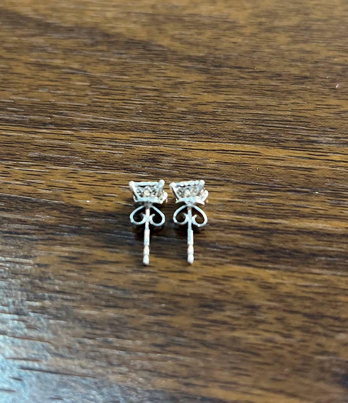 Quadrato Orecchini con diamante a forma di cluster quadrato con pave set e aureola in oro bianco 14 carati in vendita