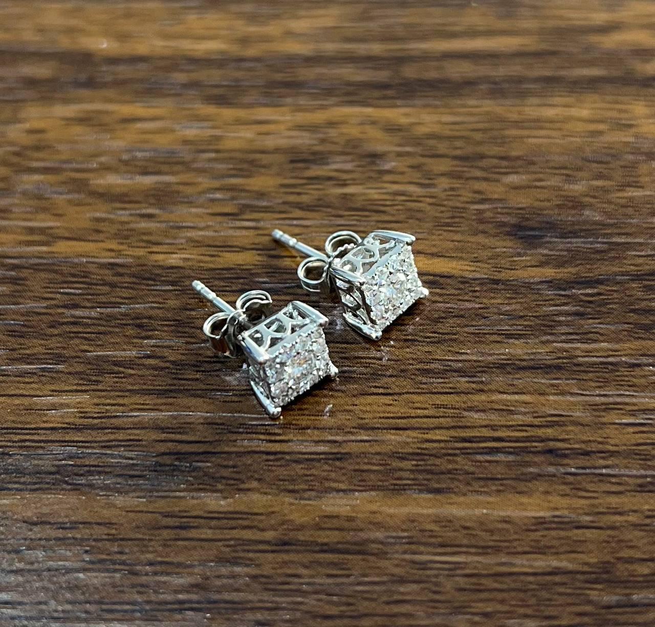 Orecchini con diamante a forma di cluster quadrato con pave set e aureola in oro bianco 14 carati In condizioni Nuovo in vendita a Oakton, VA