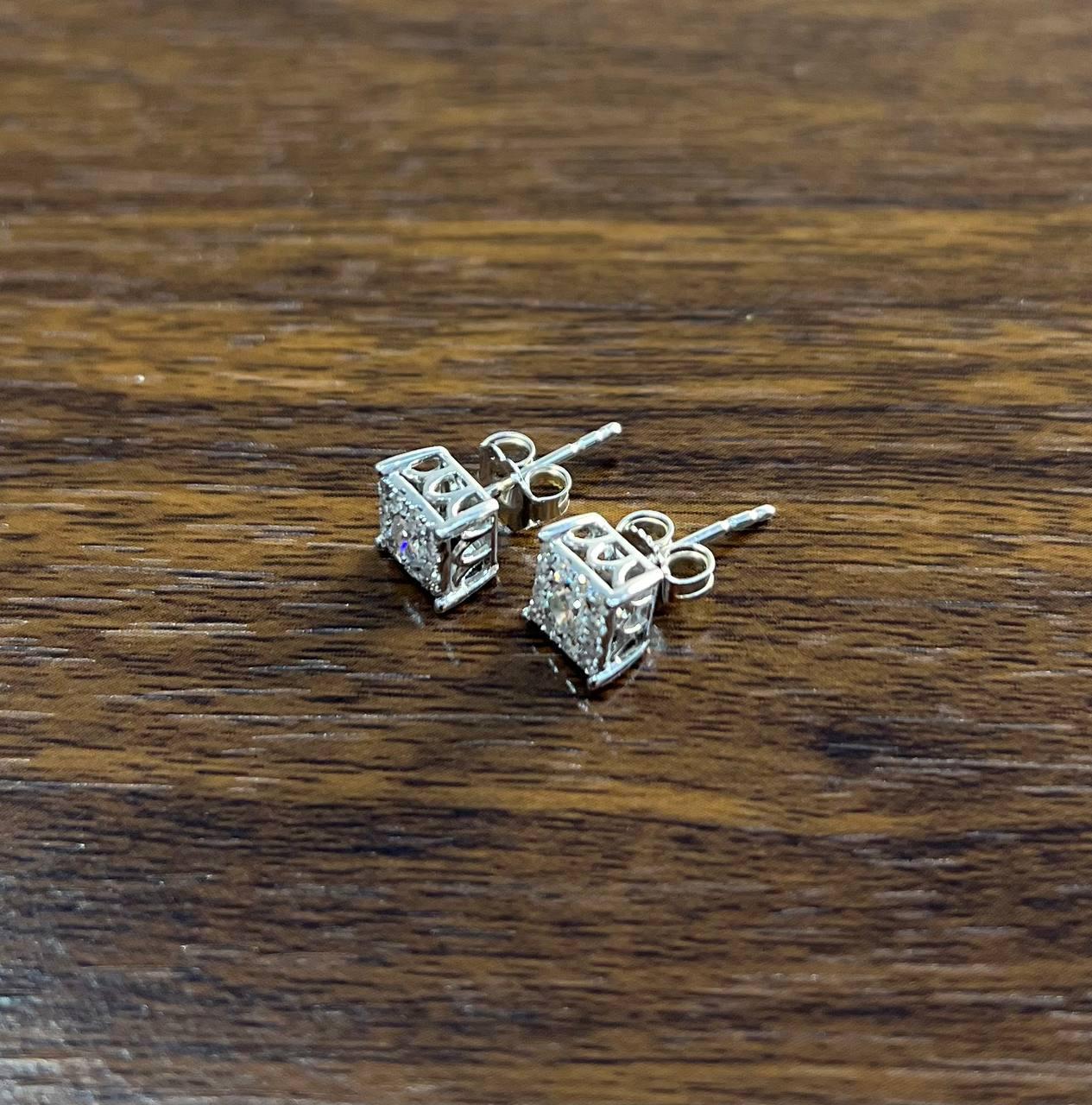 Donna Orecchini con diamante a forma di cluster quadrato con pave set e aureola in oro bianco 14 carati in vendita