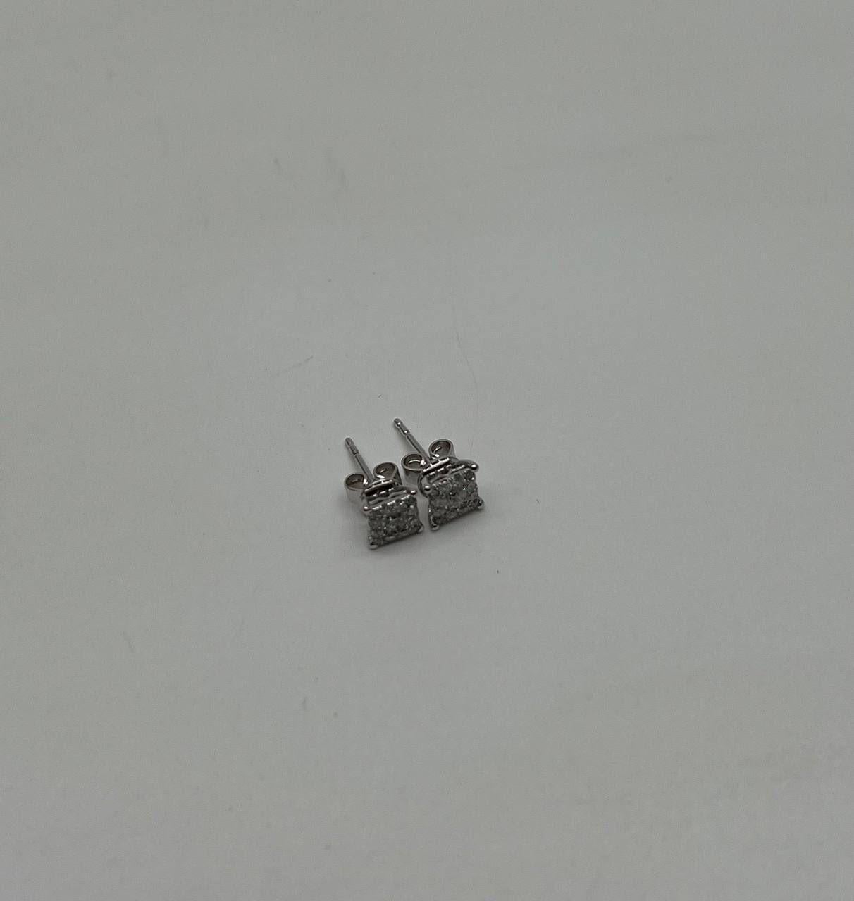 Donna Orecchini con diamante a forma di cluster quadrato con pave set e aureola in oro bianco 14 carati in vendita