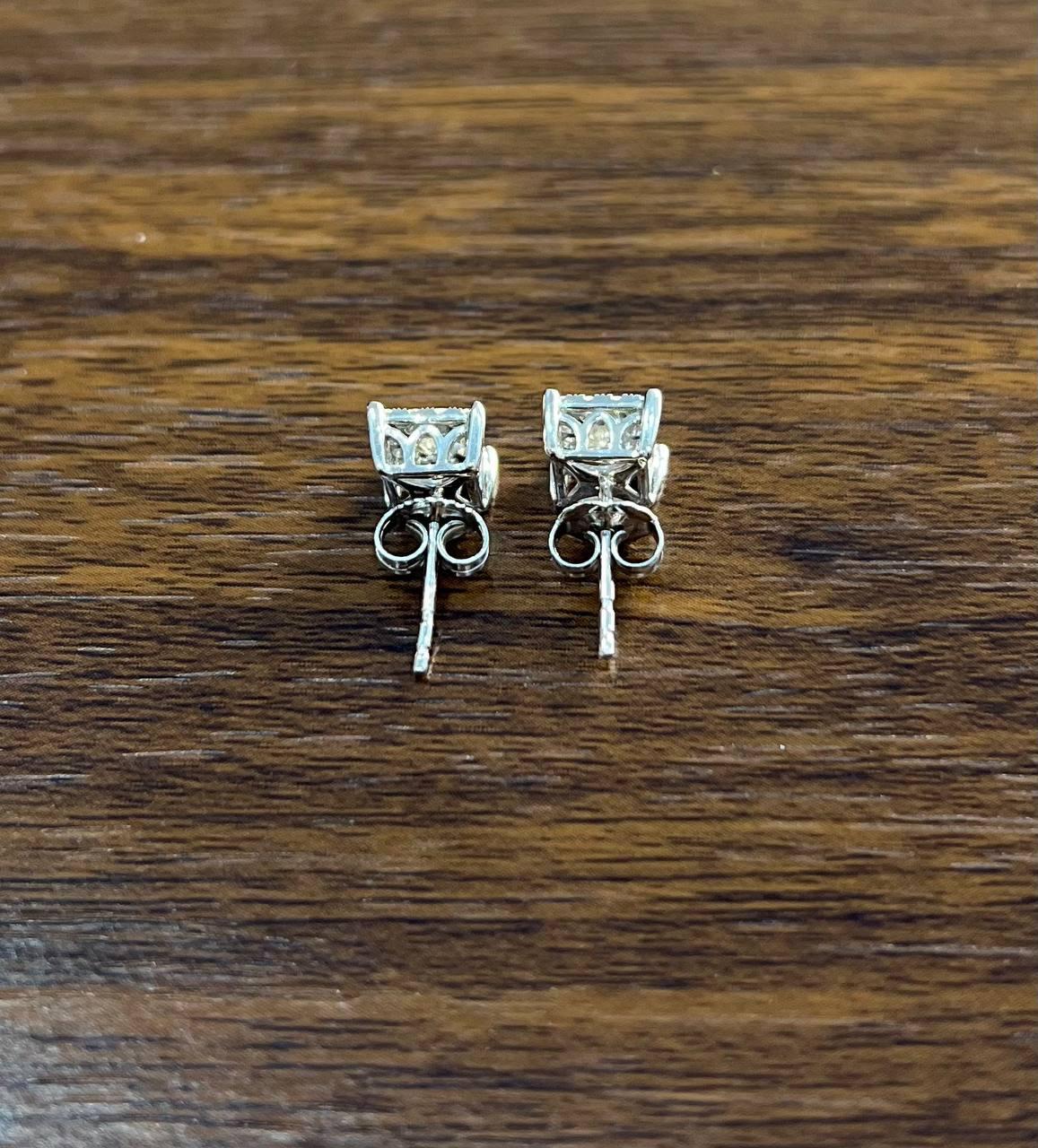 Orecchini con diamante a forma di cluster quadrato con pave set e aureola in oro bianco 14 carati in vendita 1