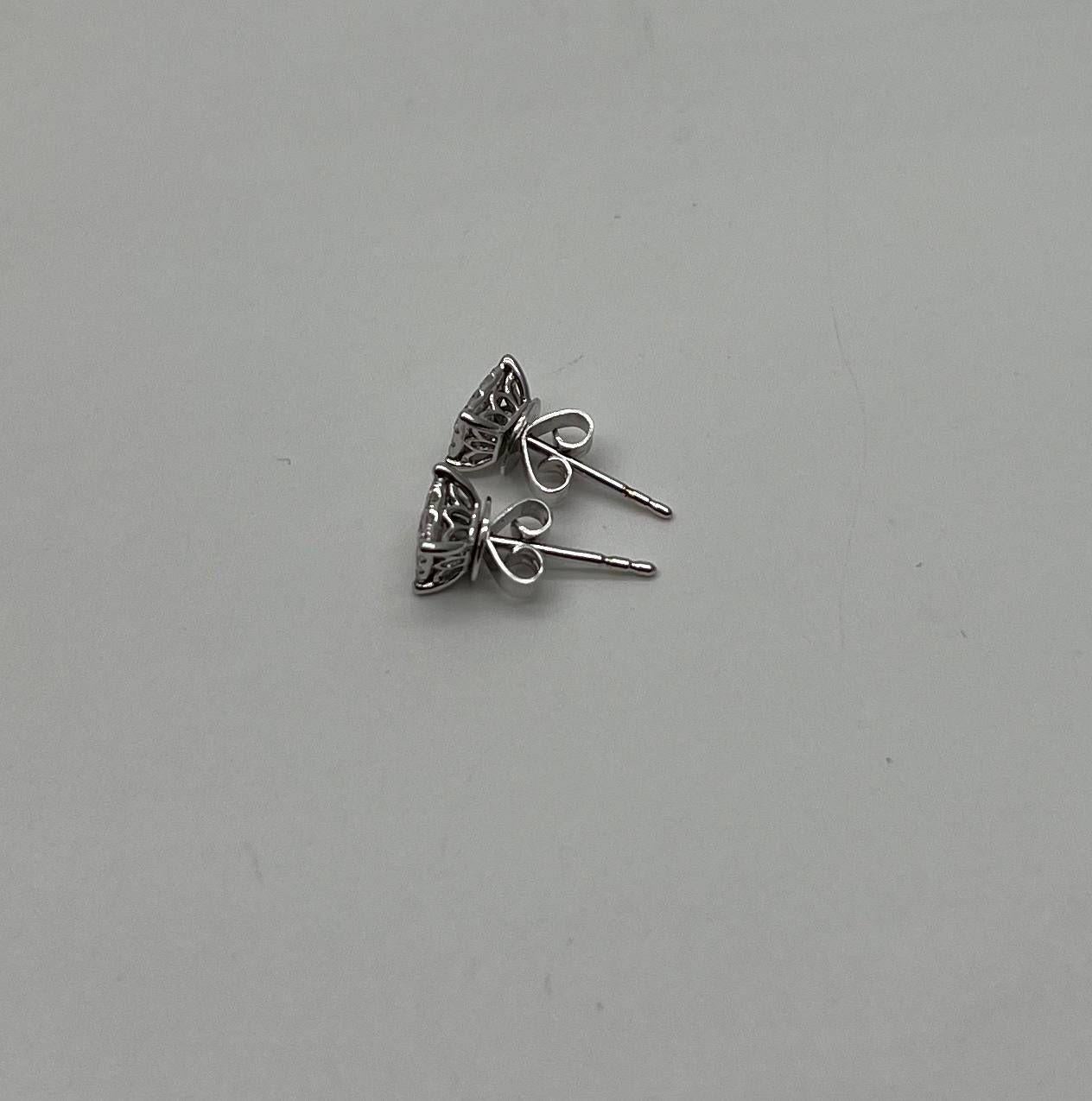 Orecchini con diamante a forma di cluster quadrato con pave set e aureola in oro bianco 14 carati in vendita 1
