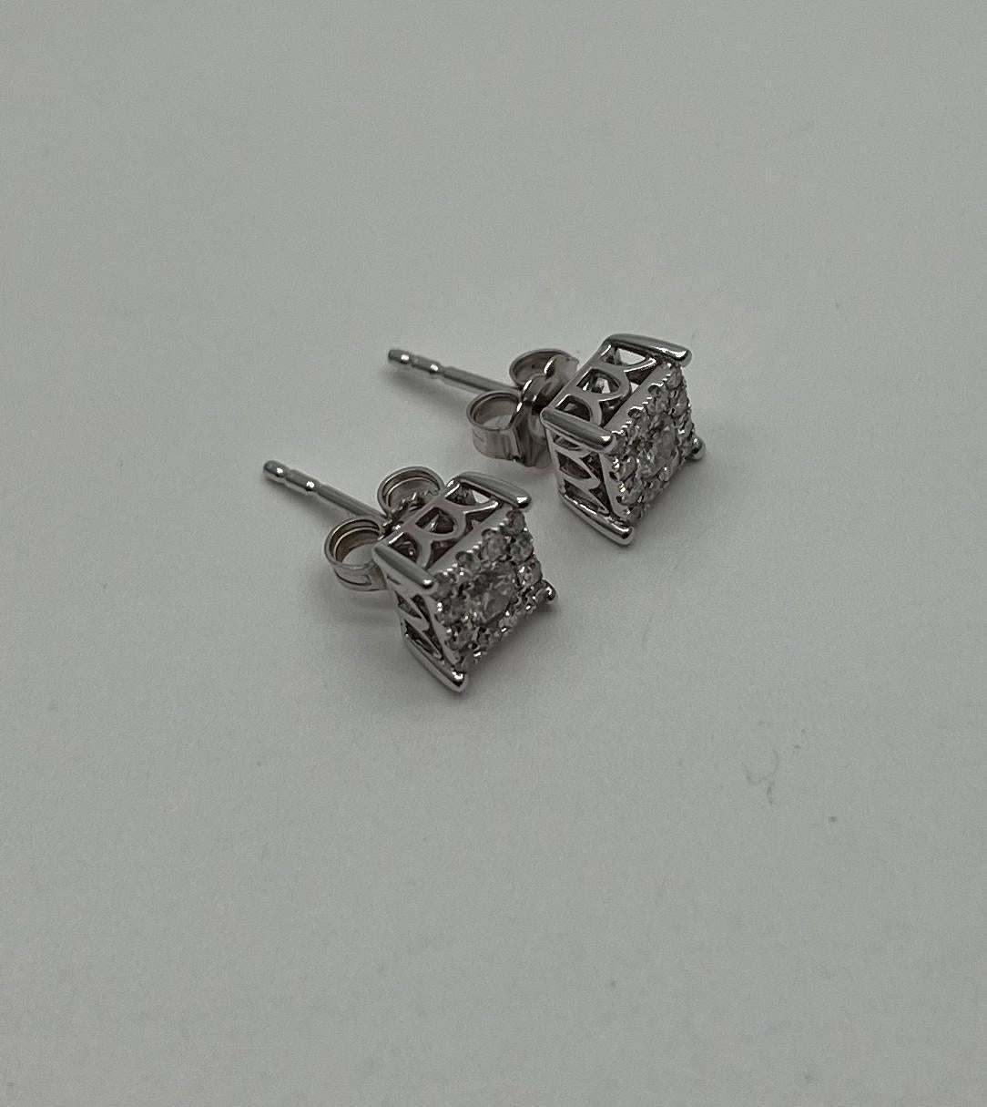 Orecchini con diamante a forma di cluster quadrato con pave set e aureola in oro bianco 14 carati in vendita 3