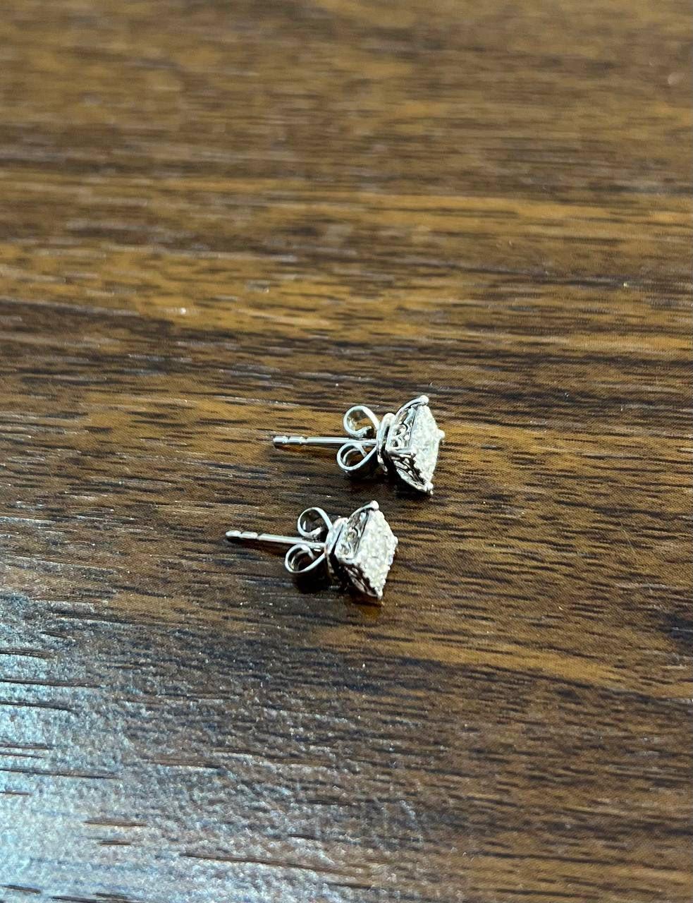 Orecchini con diamante a forma di cluster quadrato con pave set e aureola in oro bianco 14 carati in vendita 4