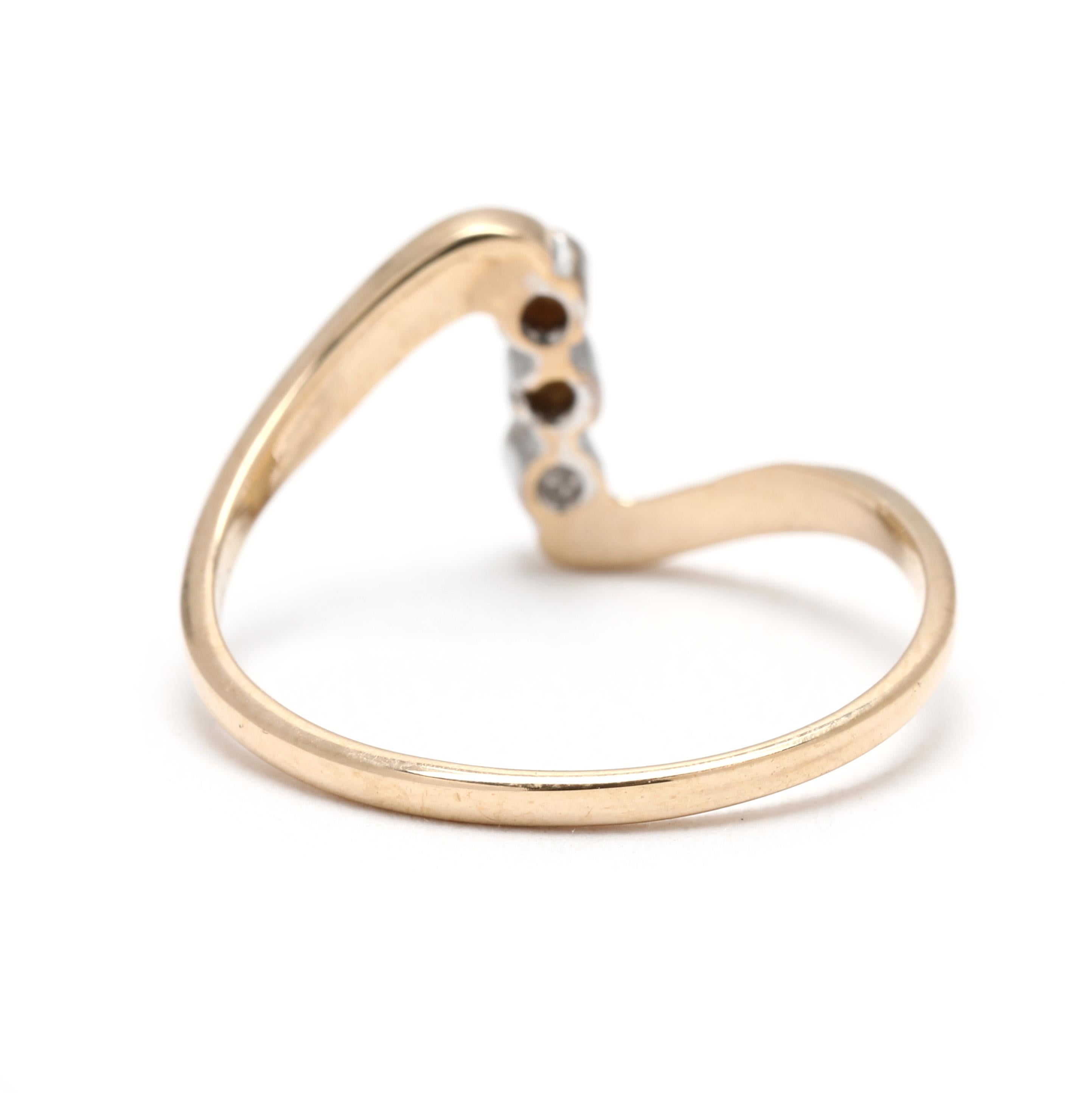 Taille simple Bague « Squiggle » en or jaune et blanc 10 carats, taille de bague 6,25 en vente