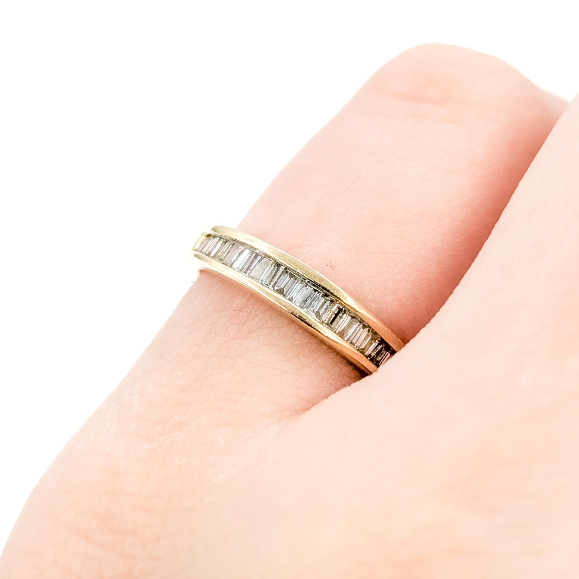 Taglio rotondo Anello a fascia impilabile con diamanti in oro giallo 14k in vendita