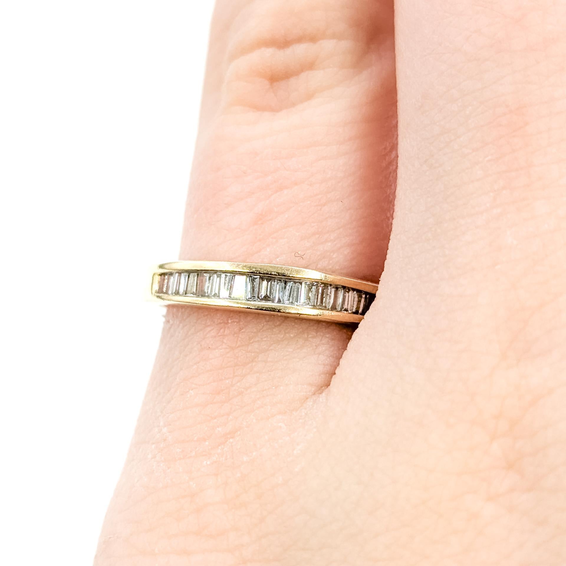 Anello a fascia impilabile con diamanti in oro giallo 14k In condizioni ottime in vendita a Bloomington, MN