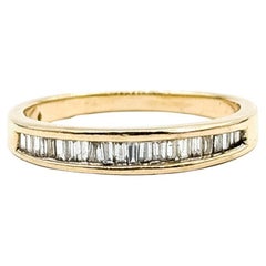 Anello a fascia impilabile con diamanti in oro giallo 14k