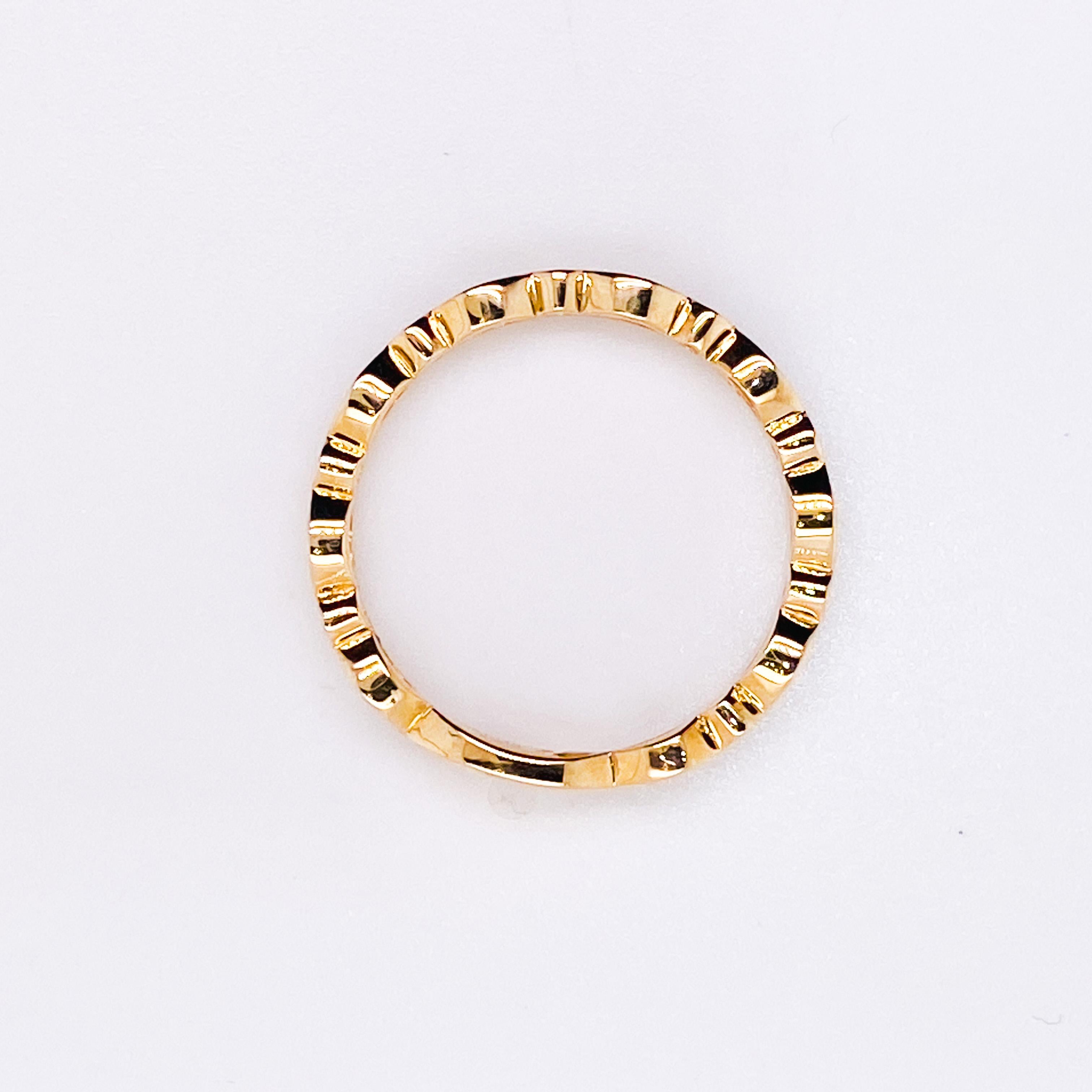 Contemporain Anneau de mariage empilable en or jaune 14 carats avec motif alterné de diamants en vente