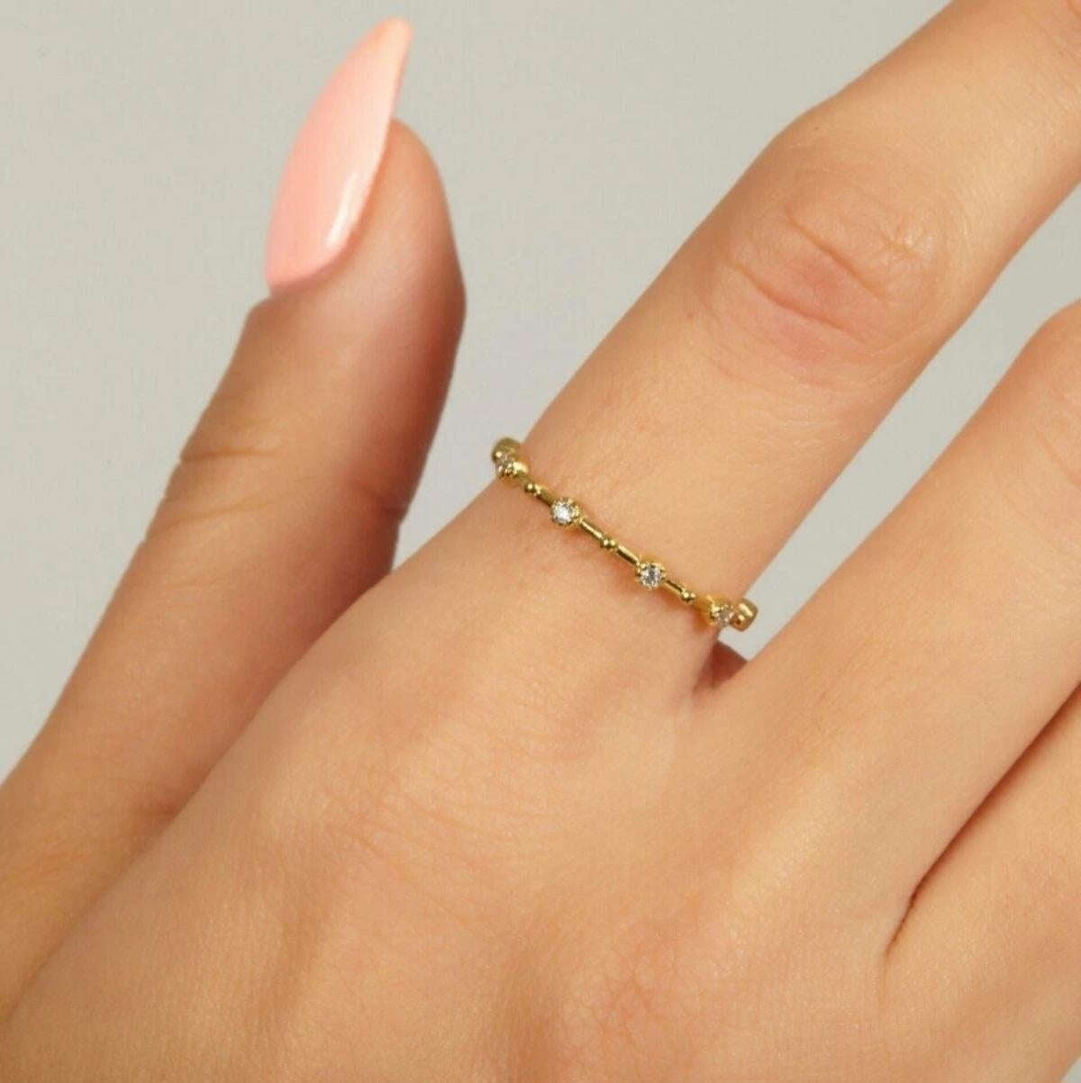 Taglio rotondo Anello impilabile con diamanti Anello a fascia per l'eternità con castone in oro massiccio 14K. in vendita