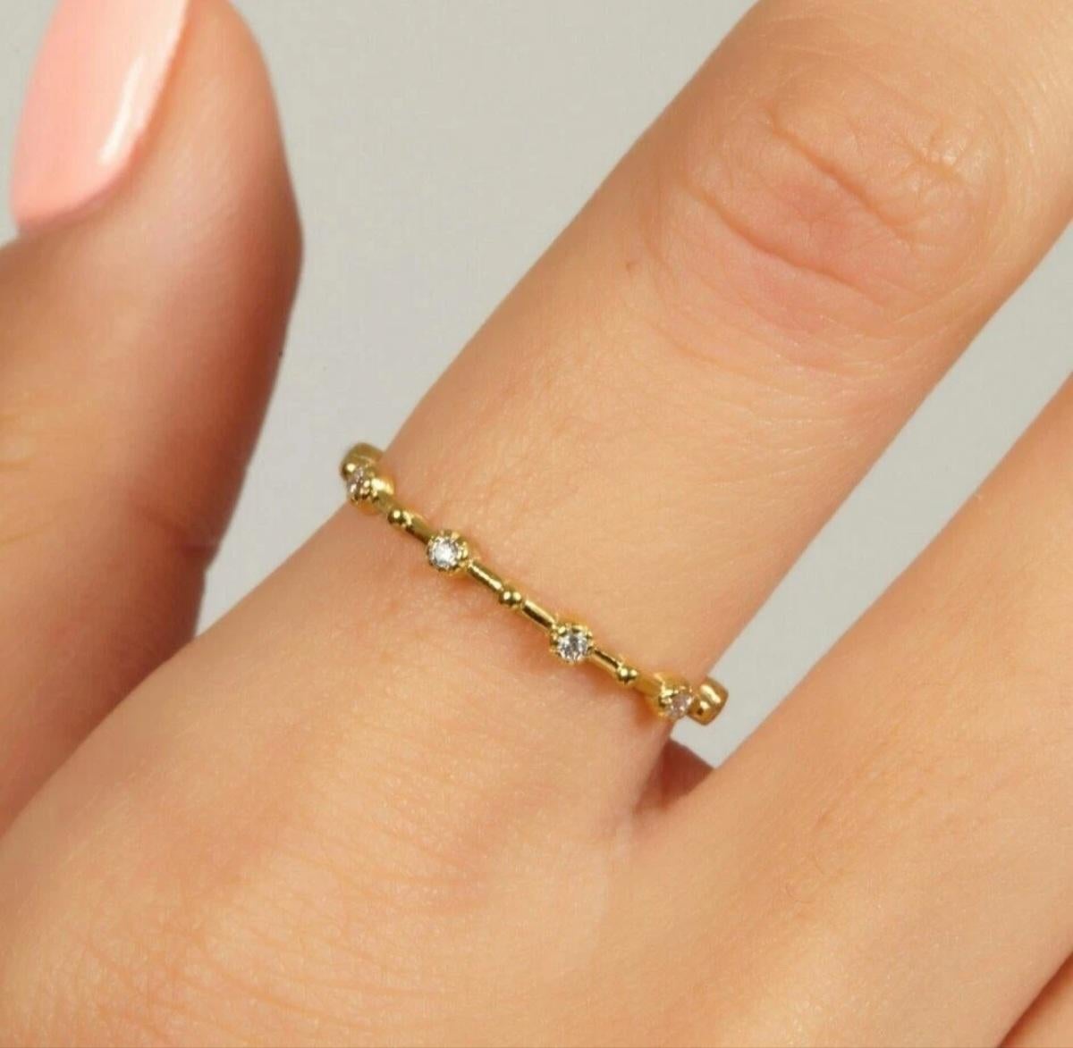 Anello impilabile con diamanti Anello a fascia per l'eternità con castone in oro massiccio 14K. in vendita 3