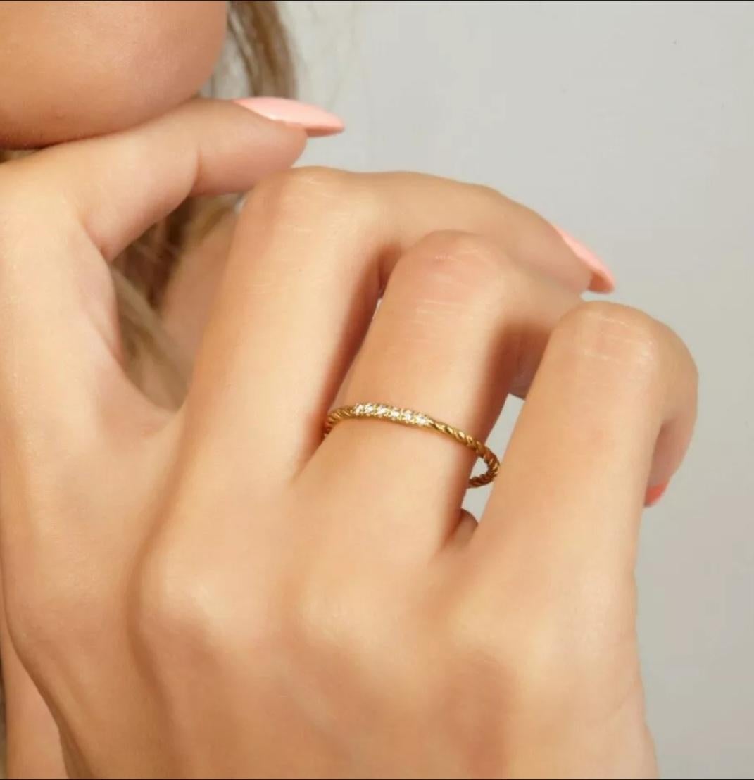 Diamant-Ehering mit Stapelring 14K Massivgold dünner Ehering, gedrehter Ring im Angebot 1