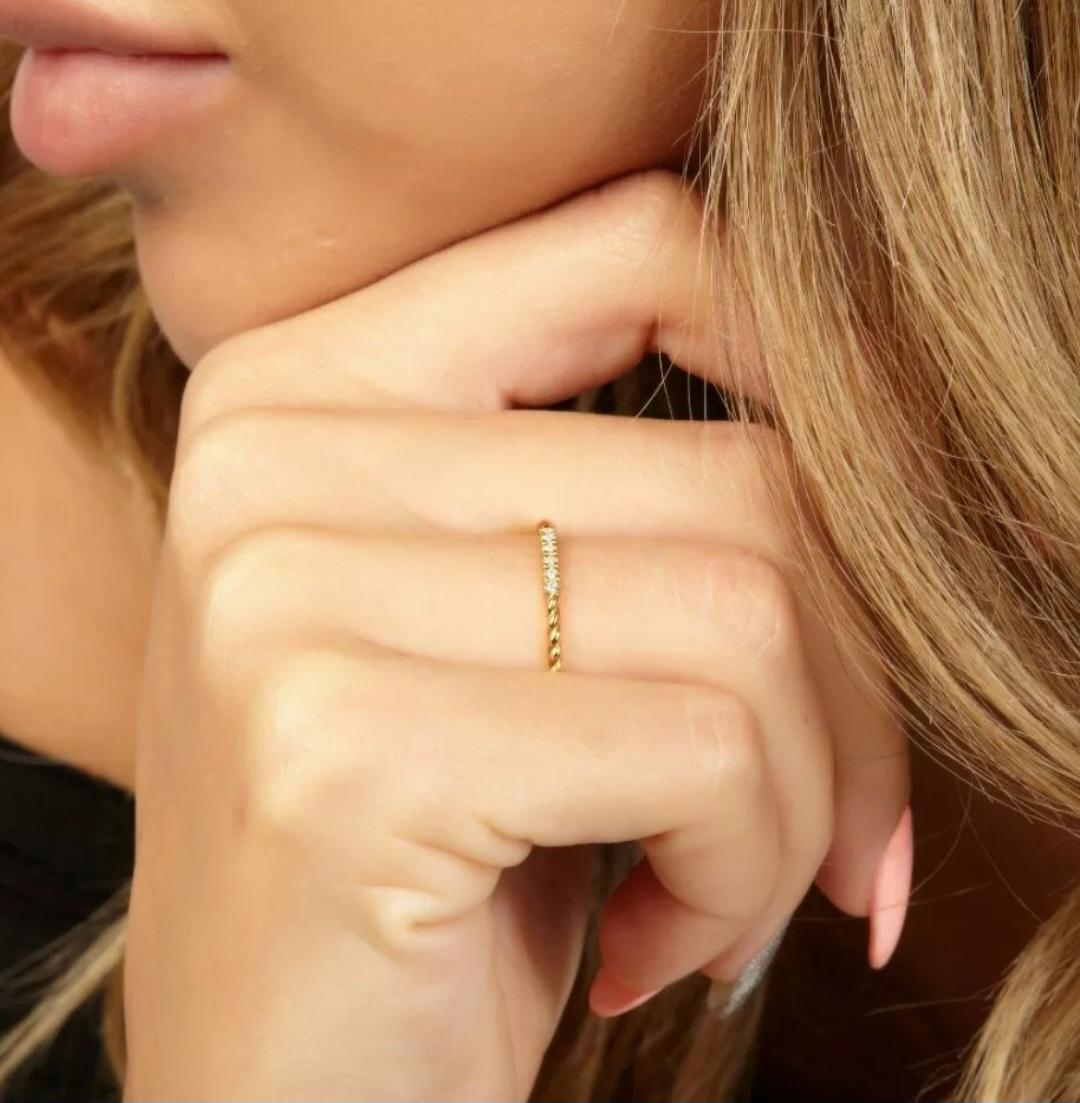 Diamant-Ehering mit Stapelring 14K Massivgold dünner Ehering, gedrehter Ring im Angebot 2
