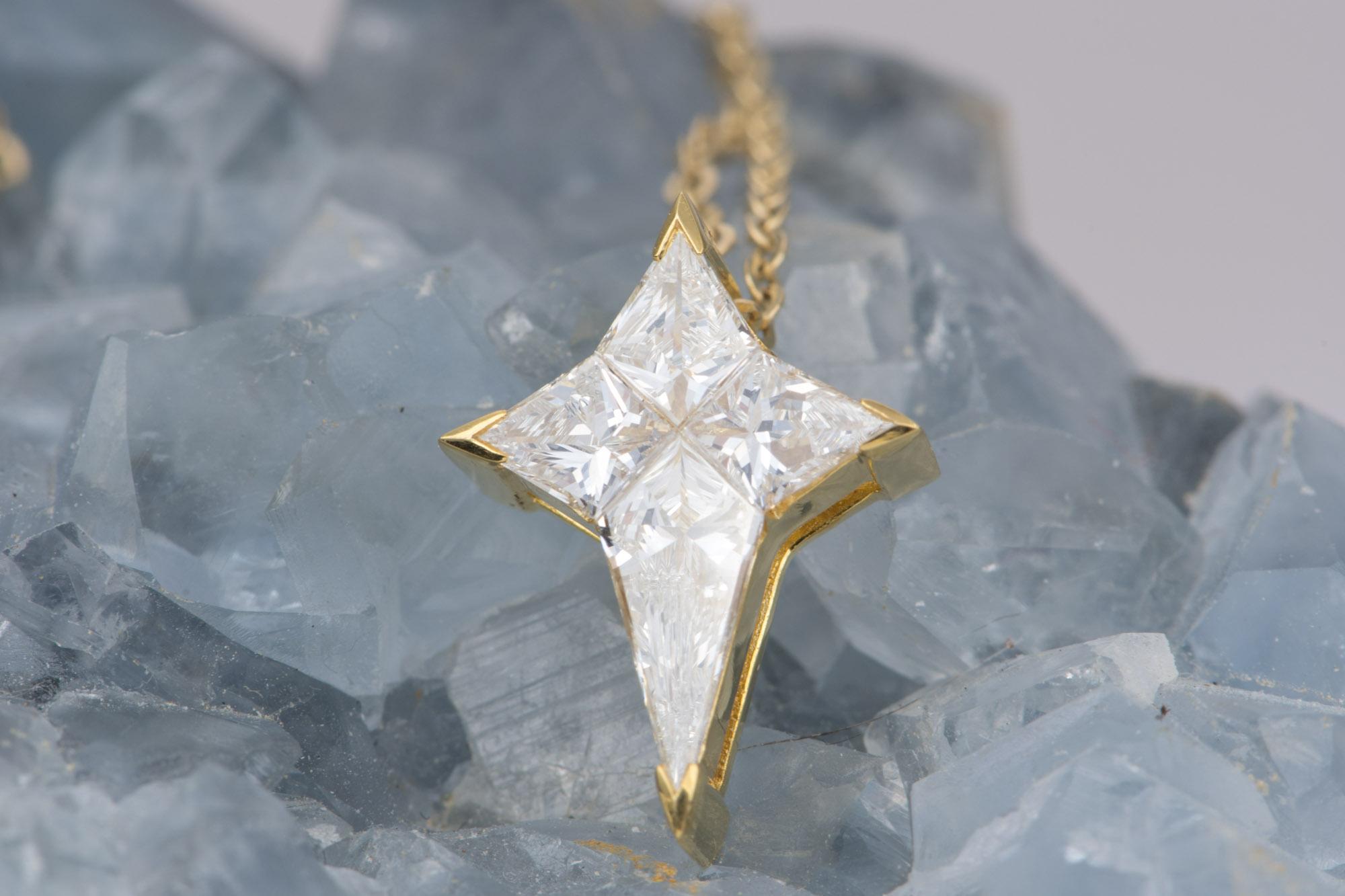 ♥   We have set four beautiful white diamonds in a pretty star-shaped pendant with an invisible setting in solid 18k yellow gold 
♥   Note: this pendant is set with 4 kite-shaped diamonds. It is not one piece of diamond.

♥  You are buying the