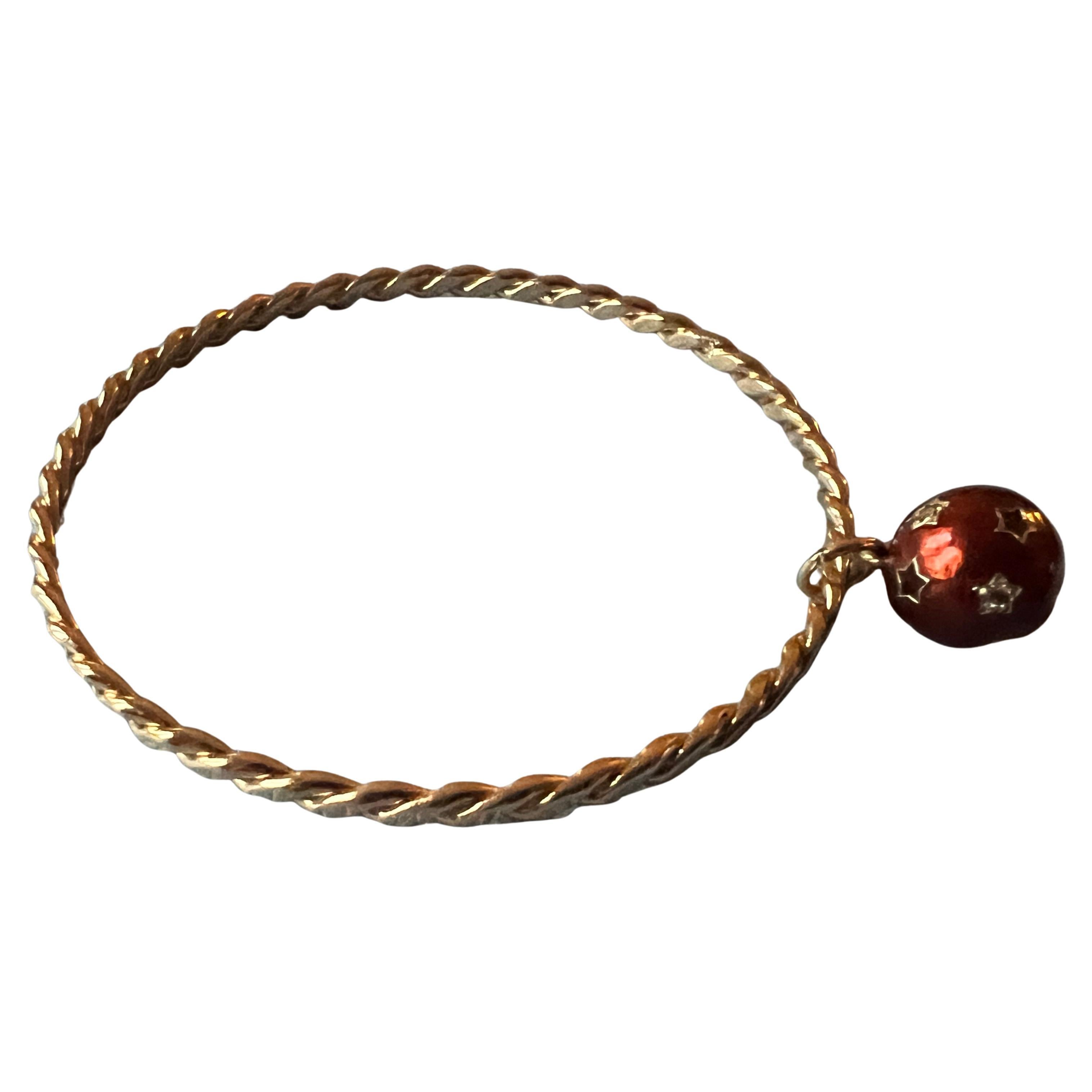 Diamond Star Sphere Armreif Rot Emaille

Star Armreif Weißer Diamant Schwarzer Diamant Charm Armband Rotes Emaille

Vergoldetes Messing
Der Durchmesser beträgt 65 mm.

Wunderbar kombinierbar mit einem schwarzen oder weißen Star-Kugel-Armreif oder