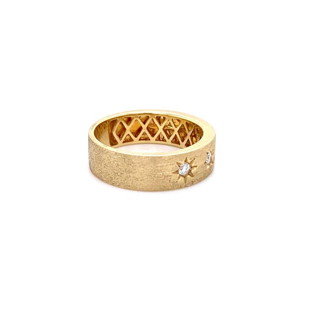 Round Cut Diamond Star Cigar Band, Matte 14K Yellow Gold, Starburst Flush Set Diamonds For Sale