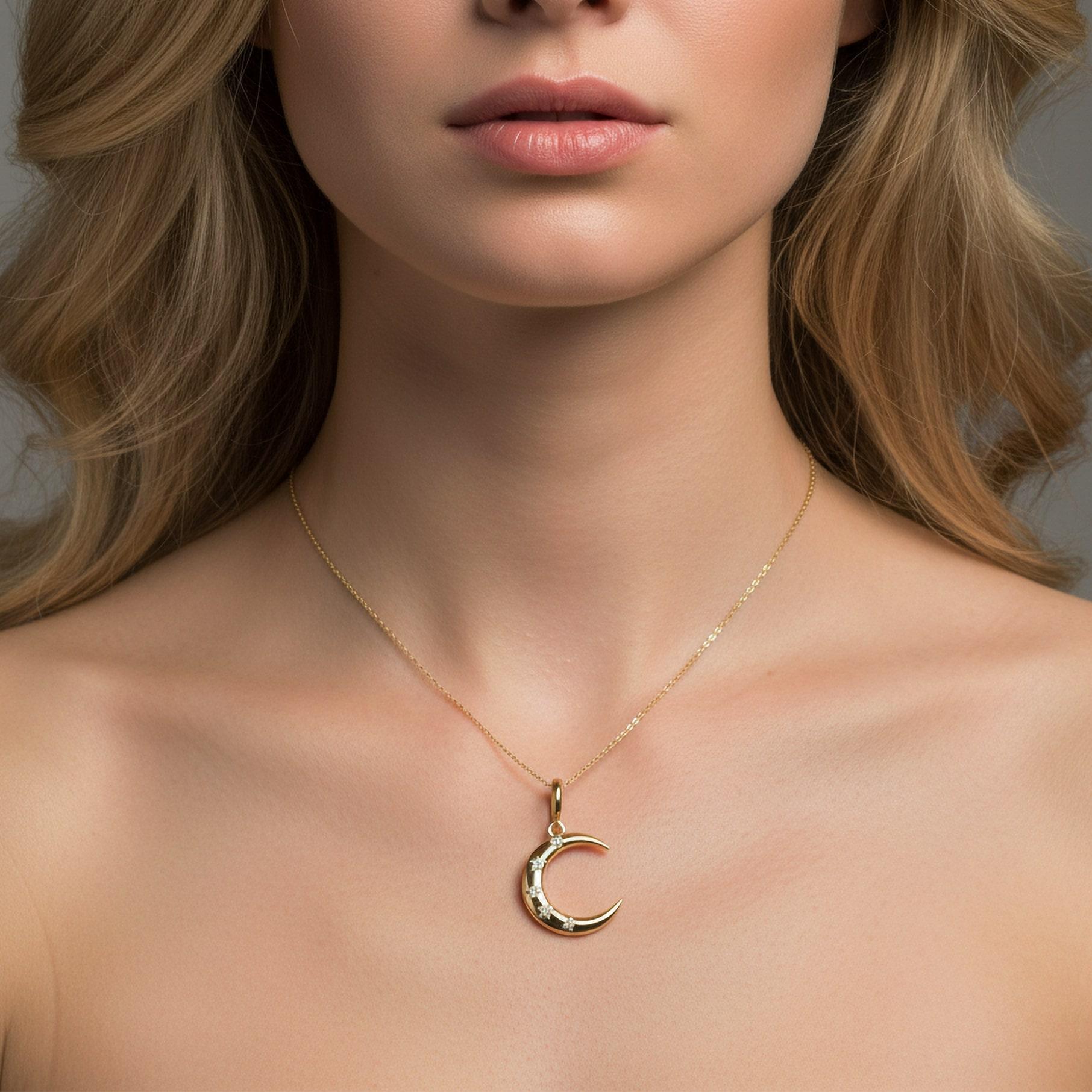 Exprimez une sophistication moderne avec le collier à pendentif Diamond Star Crescent Moon en or jaune 14K. Doté de diamants pleine taille rayonnants élégamment sertis dans de l'or jaune 14 carats, le design minimaliste de ce pendentif offre un