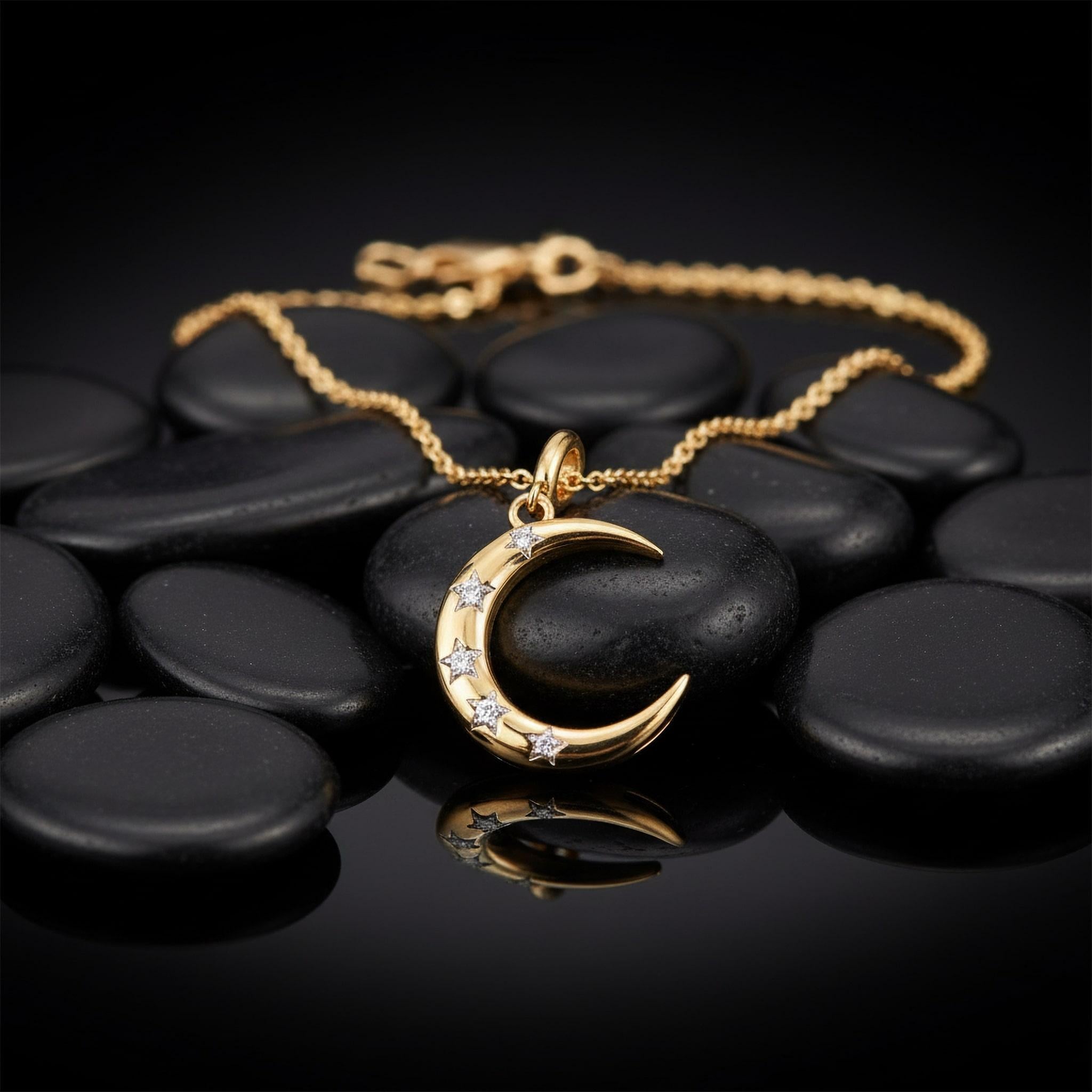 Moderne Collier pendentif en or jaune 14K (18k sur demande) étoile diamantée croissant de lune en vente