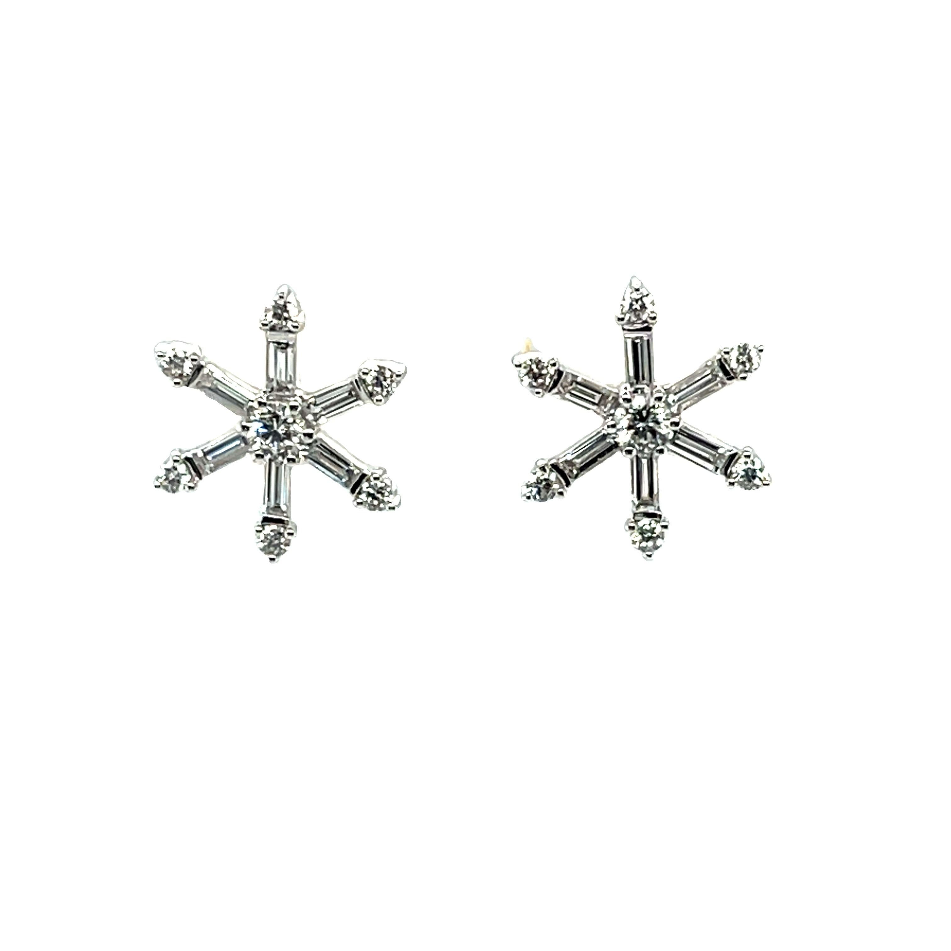 Diese hübschen Diamantohrringe sind wie himmlische Sterne - zierlich und doch brillant. Sie verleihen jedem Outfit genau das richtige Maß an Glanz! Diamanten im Baguette- und runden Brillantschliff sind in einem auffälligen Design angeordnet, das an