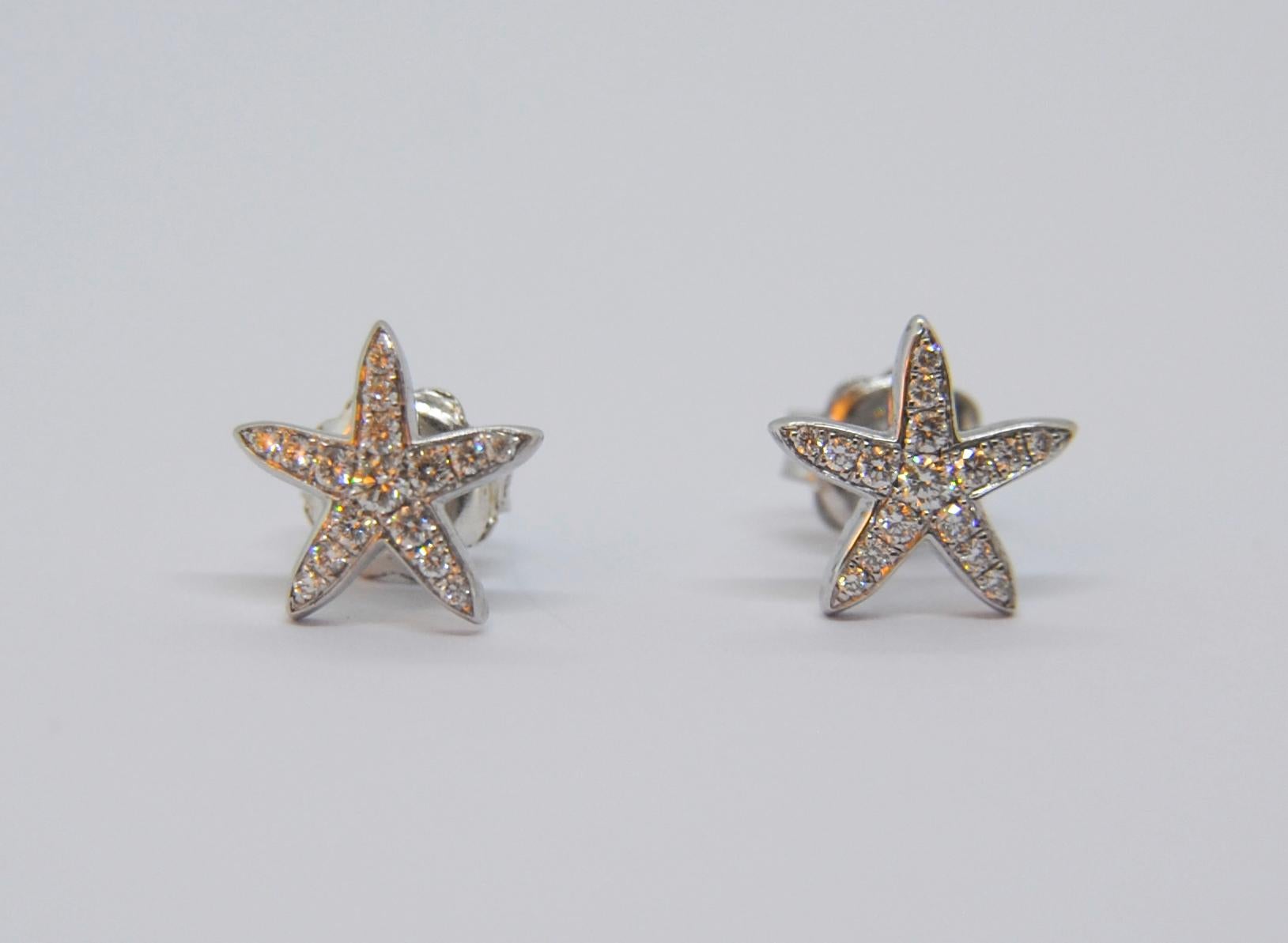 Questo paio di orecchini pesa 2,4 grammi e misura 11 mm o 0,625 pollici.
I diamanti sono incastonati a pavé: 15 di 0,01ct e 1 di 0,025ct per orecchino, per un totale di 0,35ct di diamanti per coppia.  
Tieni presente che il peso dei carati può