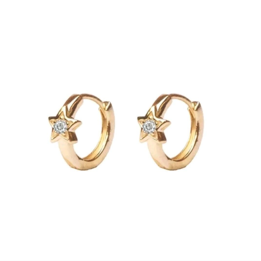 Orecchini a cerchio con diamanti in oro massiccio 14K Mini orecchini a cerchio Regalo di Natale.

Numero di diamanti
2
Forma
Rotondo
Chiusura
A clip
Colore della pietra principale A. Stone
Bianco
Metallo
Oro giallo
Articolo Lunghezza
10 mm