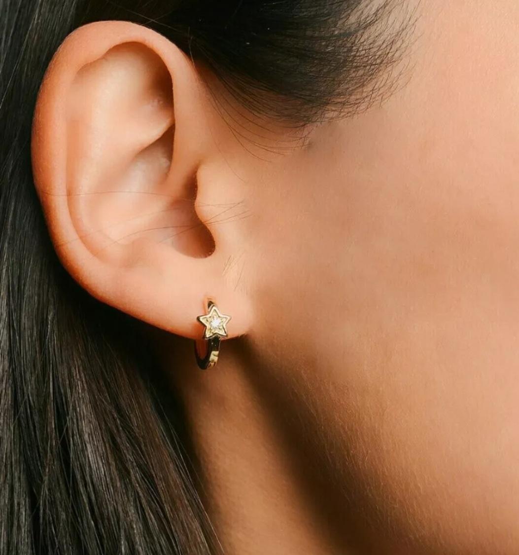 Orecchini a cerchio con diamanti in oro massiccio 14K Mini orecchini a cerchio Regalo di Natale. in vendita 1