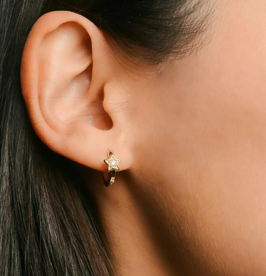 Orecchini a cerchio con diamanti in oro massiccio 14K Mini orecchini a cerchio Regalo di Natale. in vendita 3