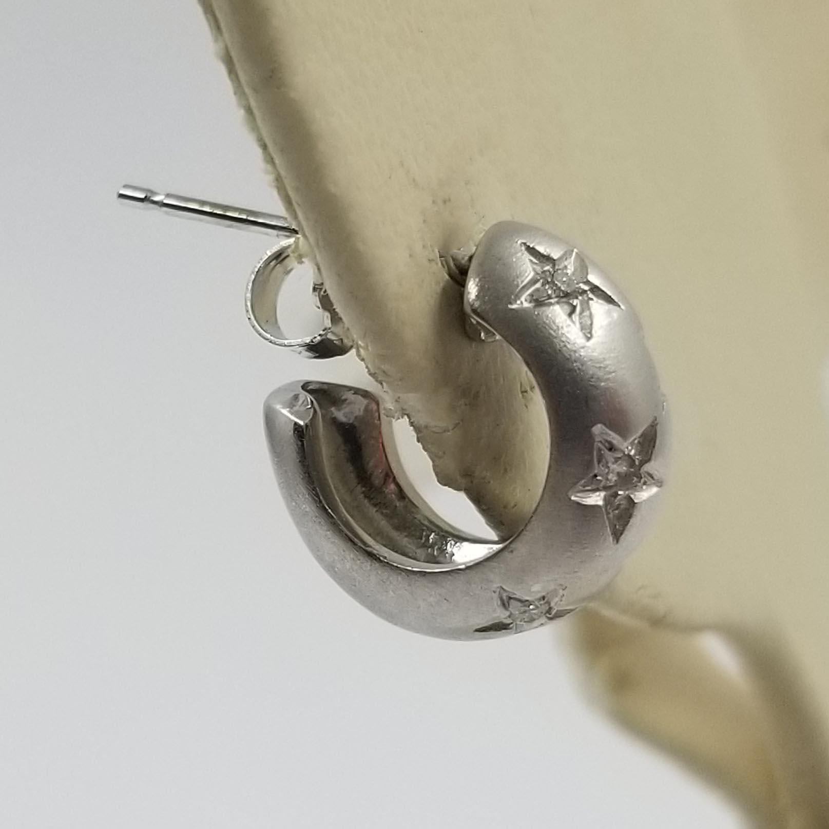 Ces boucles d'oreilles de style huggie sont fabriquées en or blanc 18 carats avec une finition mate. Elles comportent 10 diamants ronds d'un poids total d'environ 0,05 carat. L'intérieur de chaque cerceau est estampillé 750. Les dos des boucles